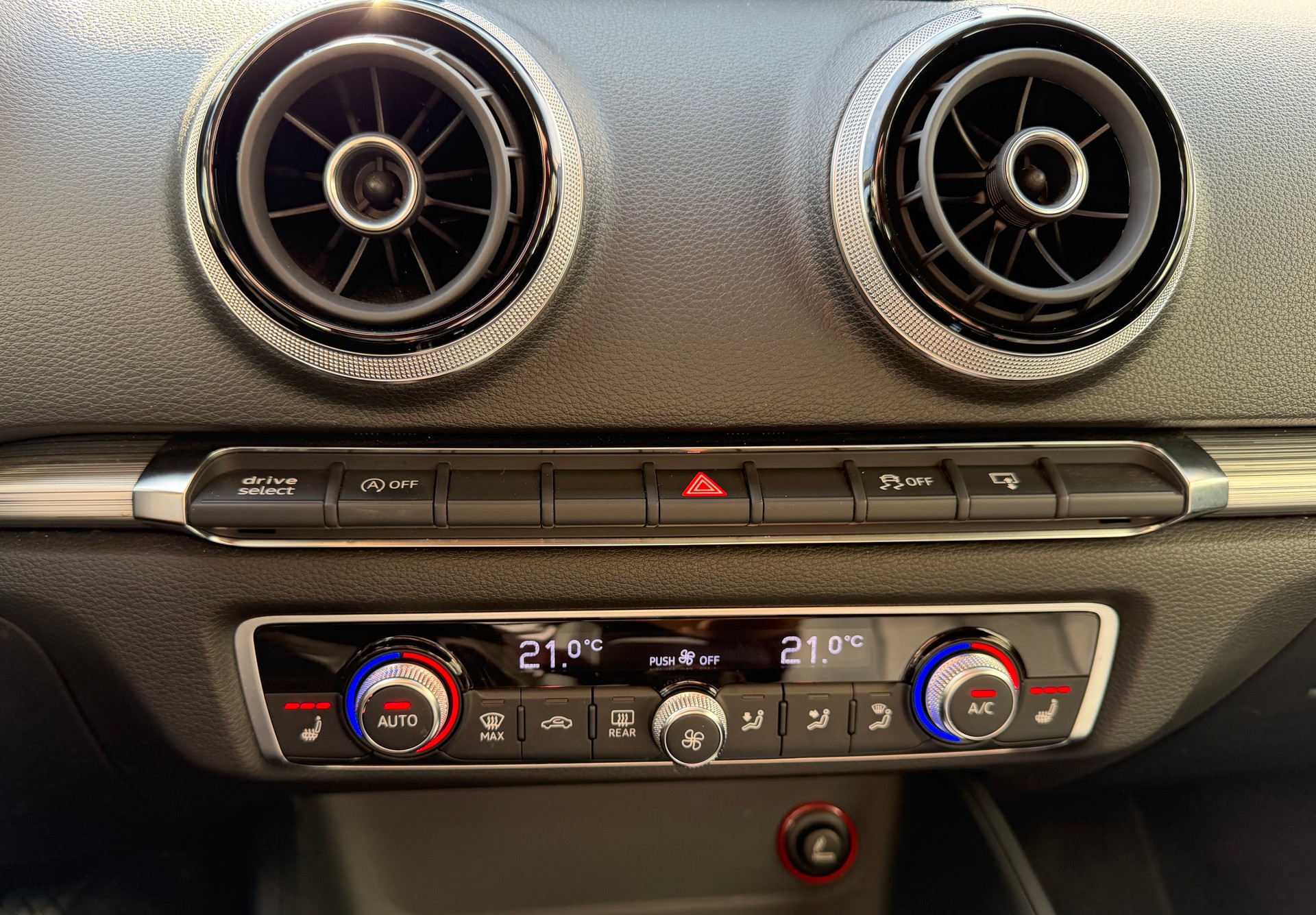 AUDI A3 Sportback 1.4 TFSI Ambition S-tronic-image-10