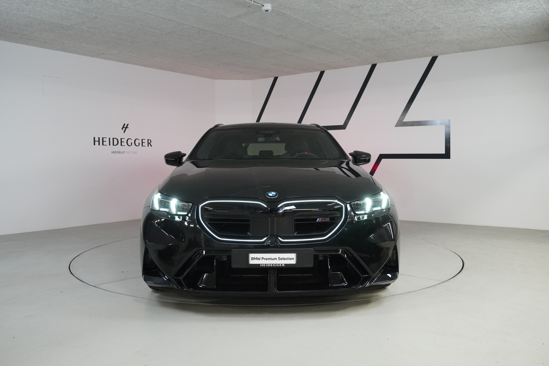 BMW M5 xDrive Touring-image-2