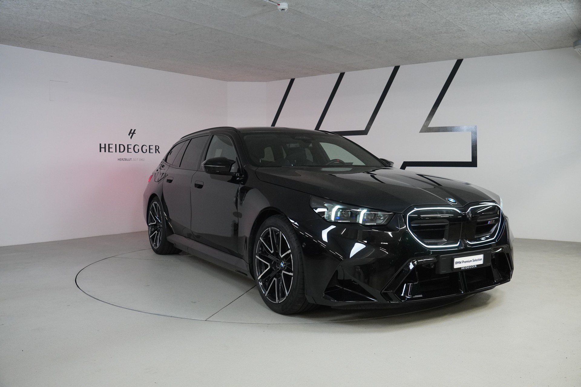 BMW M5 xDrive Touring-image-3