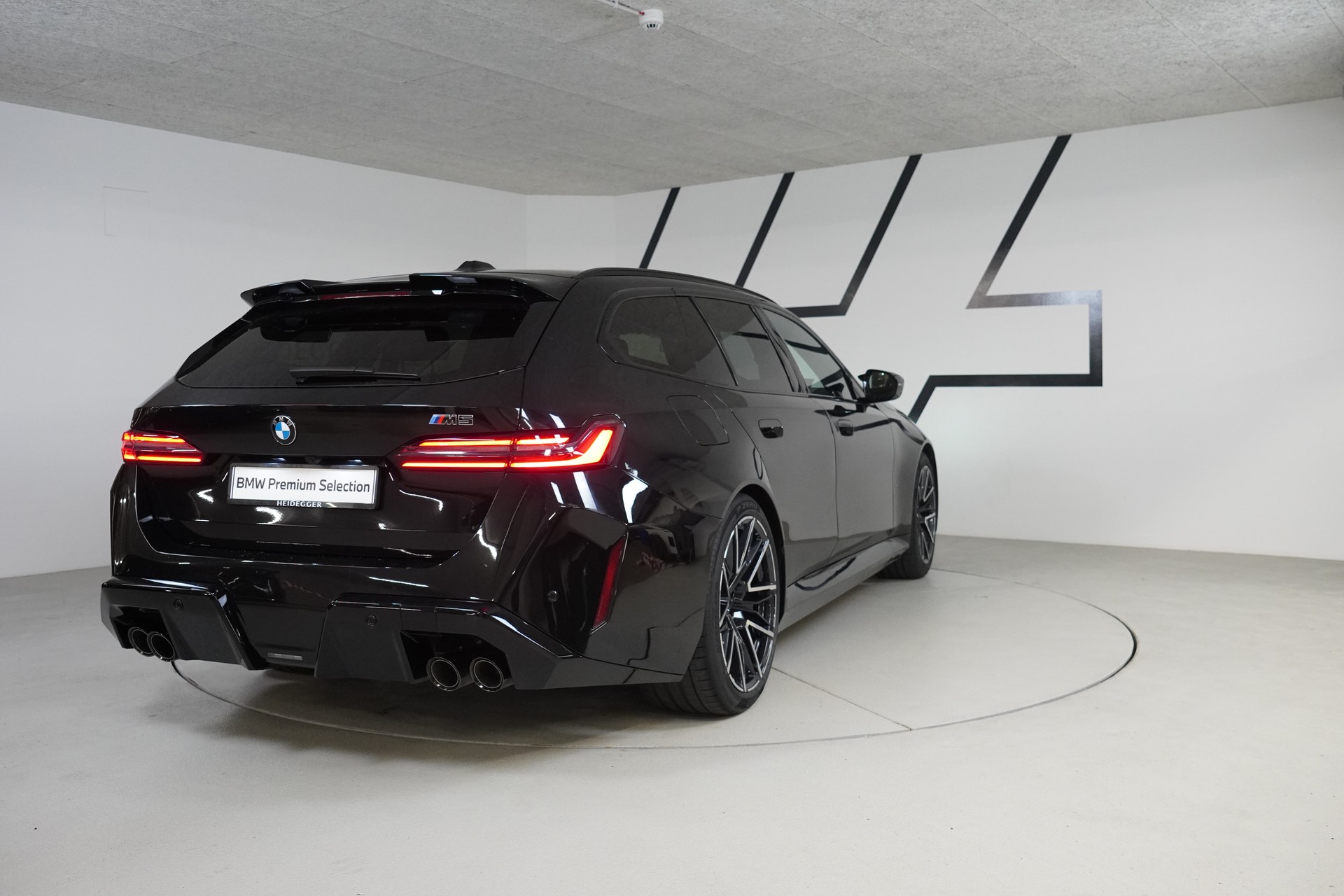 BMW M5 xDrive Touring-image-7