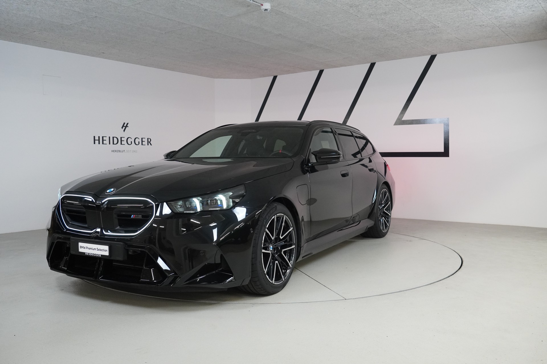 BMW M5 xDrive Touring-image-0