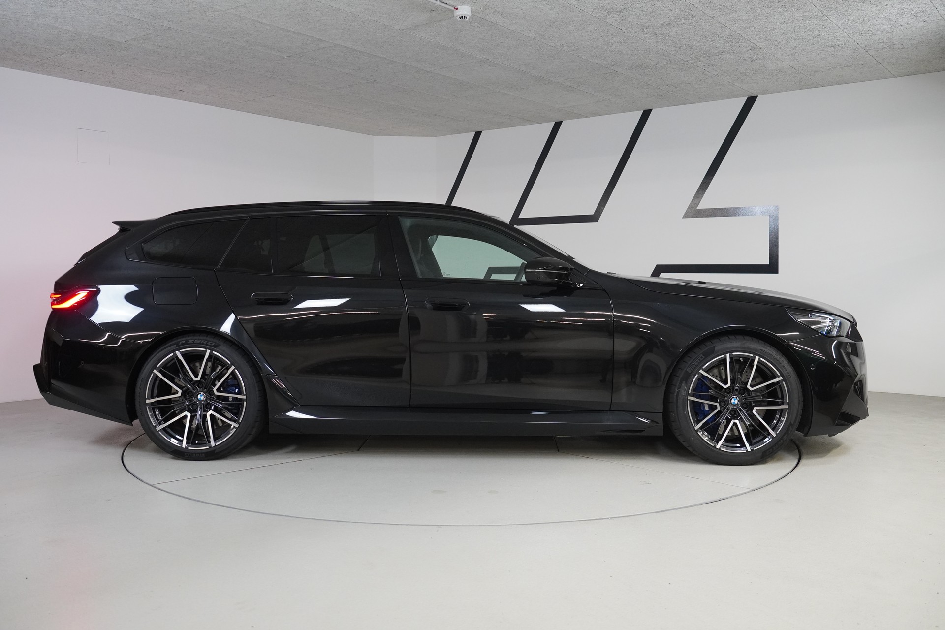 BMW M5 xDrive Touring-image-8