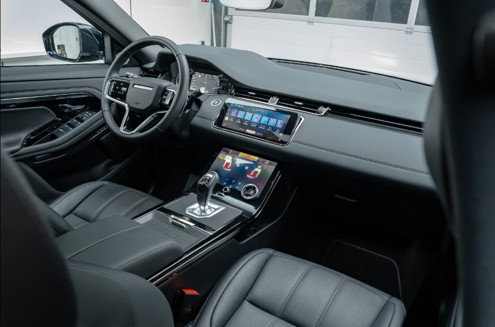 LAND ROVER R-Dynamic P200 SE Black Edition-image-3