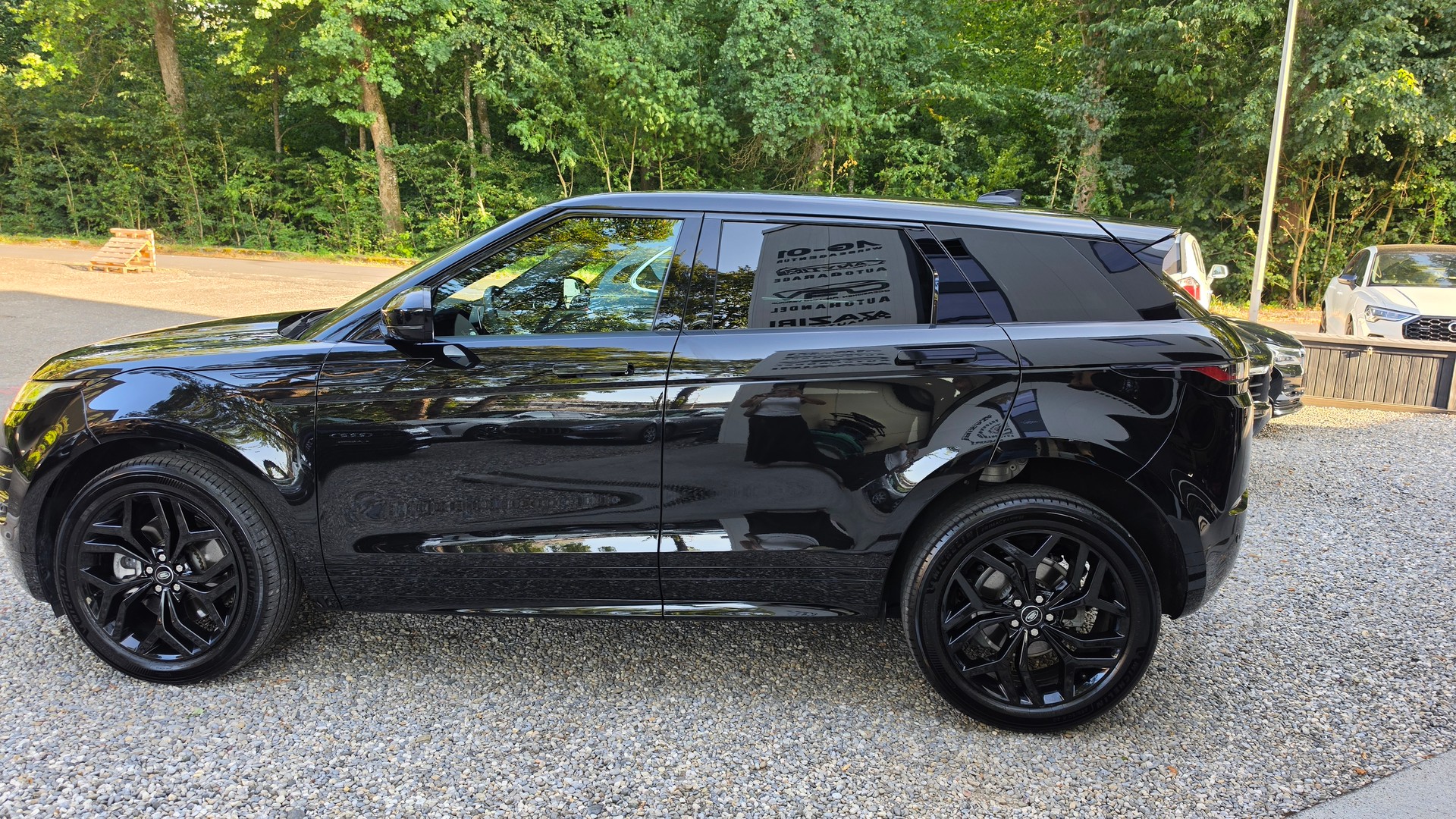 LAND ROVER R-Dynamic P200 SE Black Edition-image-0