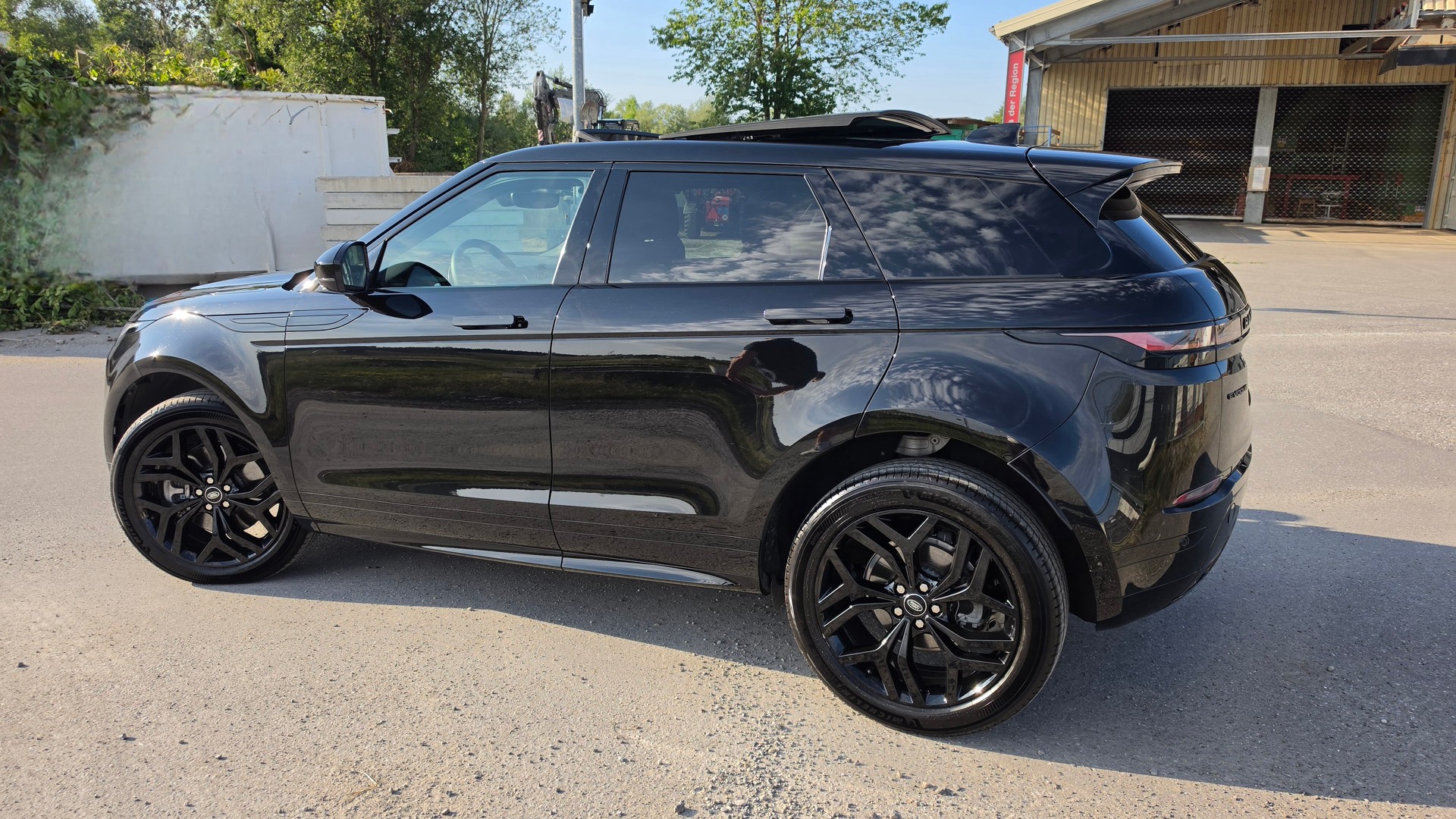 LAND ROVER R-Dynamic P200 SE Black Edition-image-1