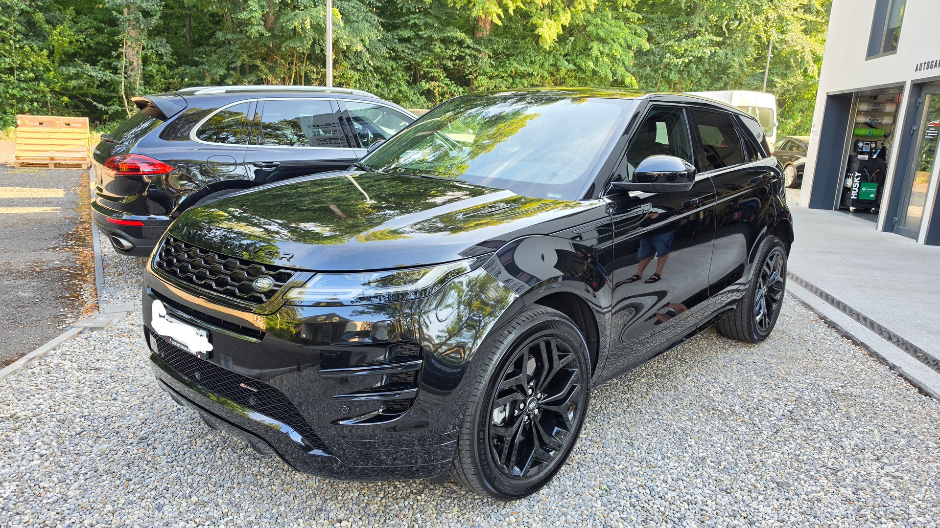 LAND ROVER R-Dynamic P200 SE Black Edition-image-2