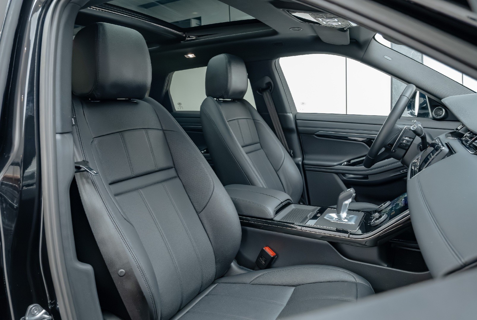 LAND ROVER R-Dynamic P200 SE Black Edition-image-4