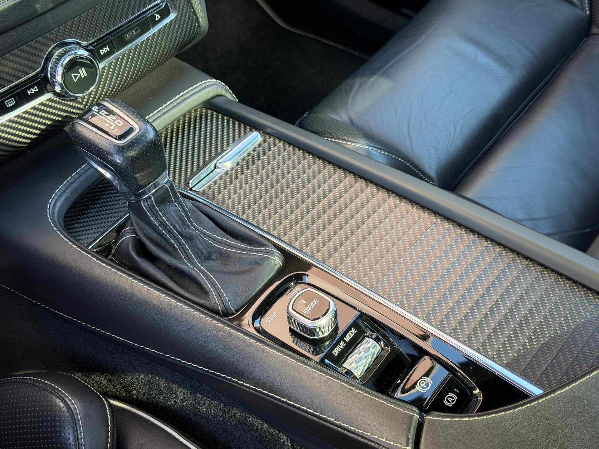 VOLVO XC90 T6 AWD R-Design Geartronic *aus 1. Hand* *Traumausstattung*-image-17