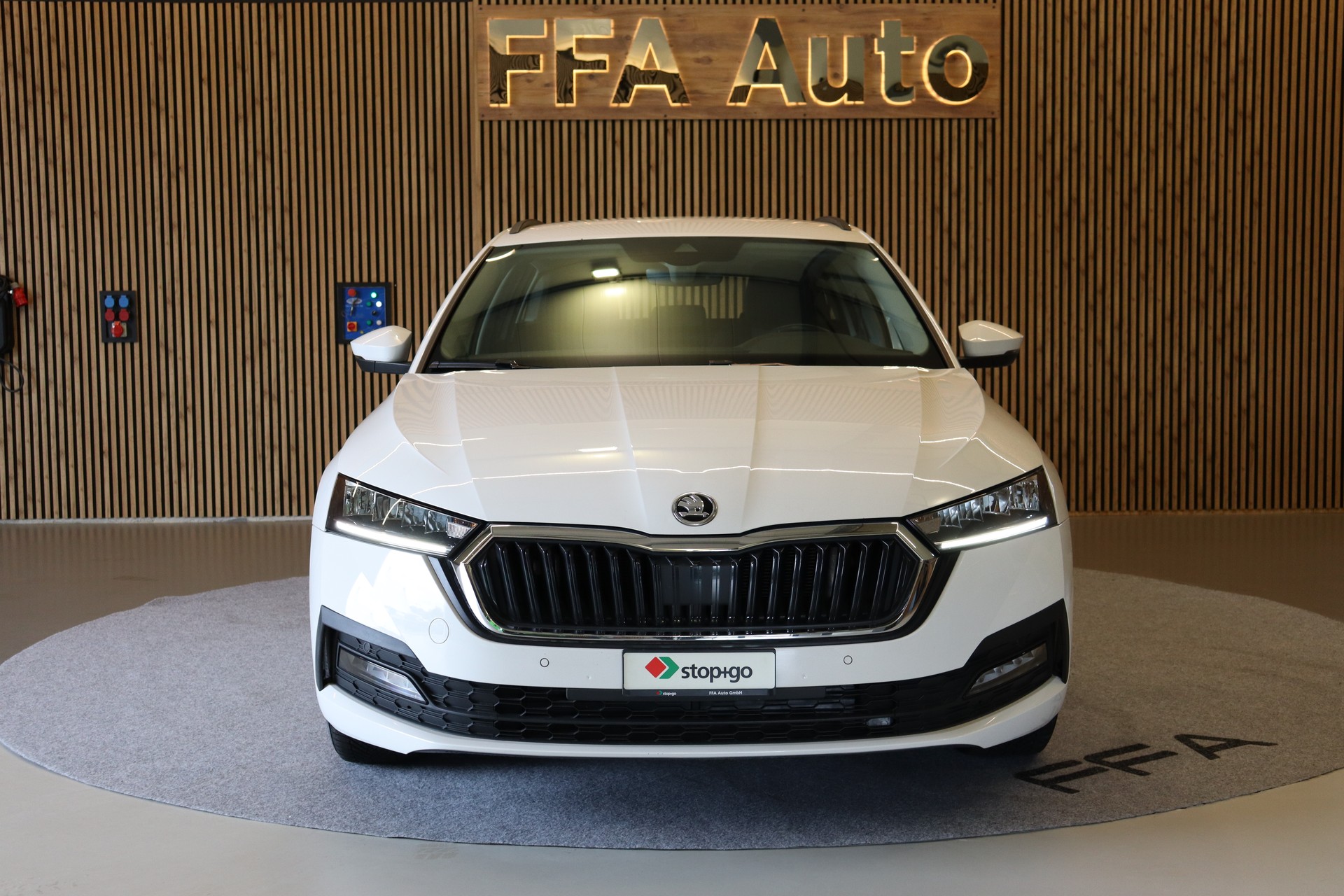 SKODA Octavia Combi 2.0 TDI Ambition 4x4 DSG-showroom-element-1