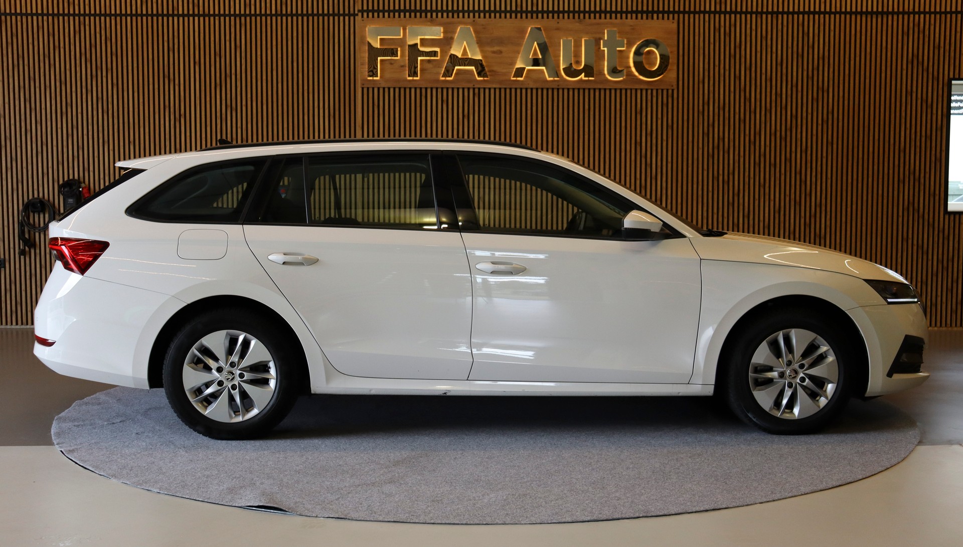 SKODA Octavia Combi 2.0 TDI Ambition 4x4 DSG-showroom-element-3