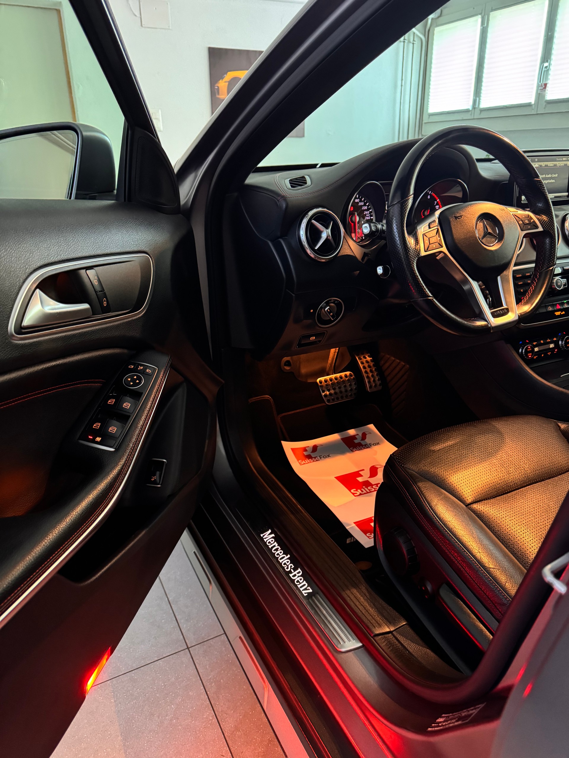 MERCEDES-BENZ GLA 250 AMG Line 4Matic 7G-DCT*CH-Fahrzeug*Panoramadach*-image-7