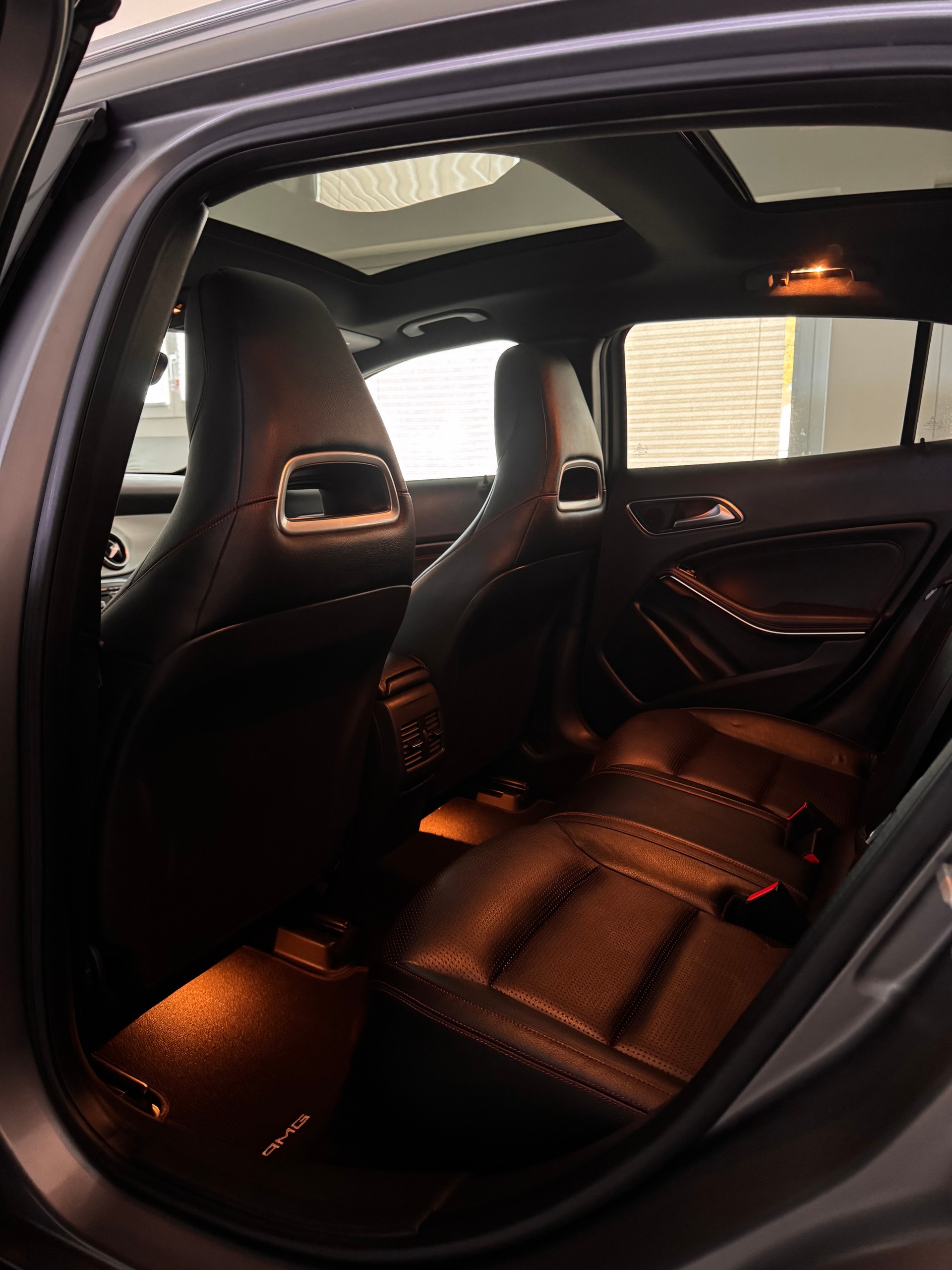 MERCEDES-BENZ GLA 250 AMG Line 4Matic 7G-DCT*CH-Fahrzeug*Panoramadach*-image-9