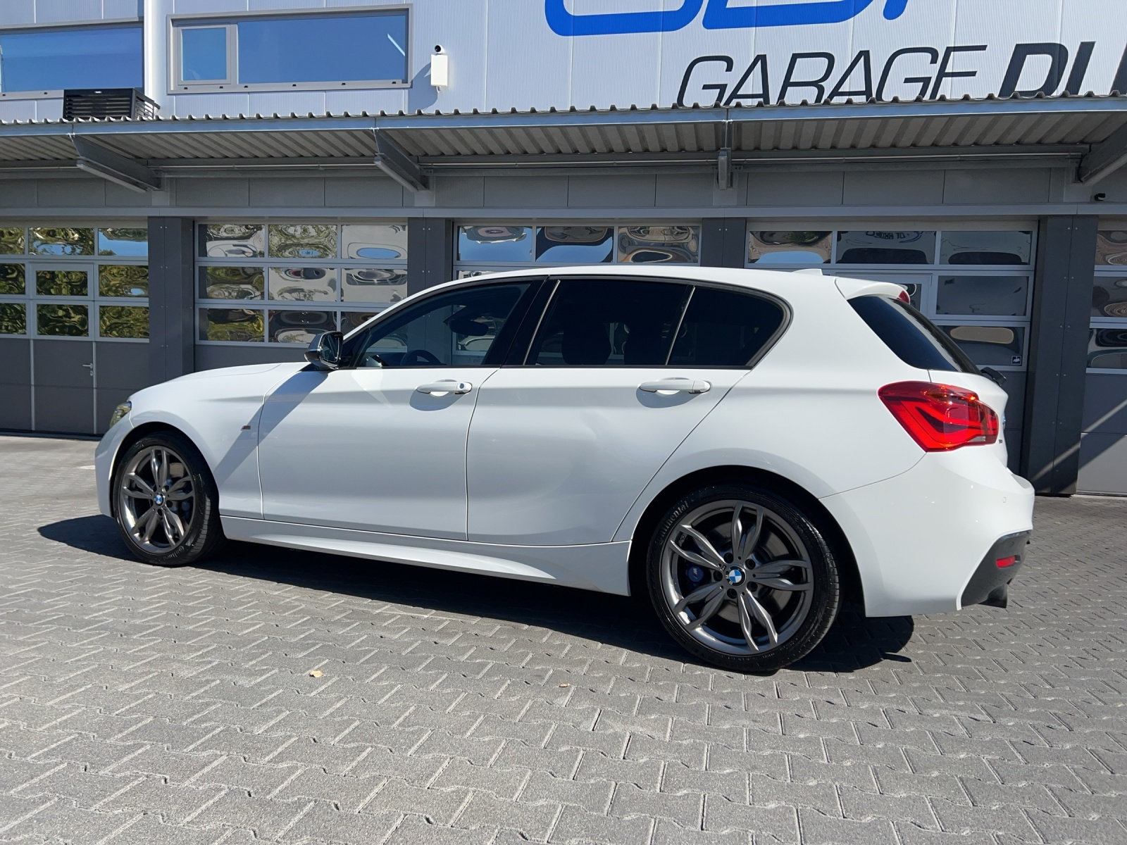 BMW M135i xDrive Steptronic-image-2