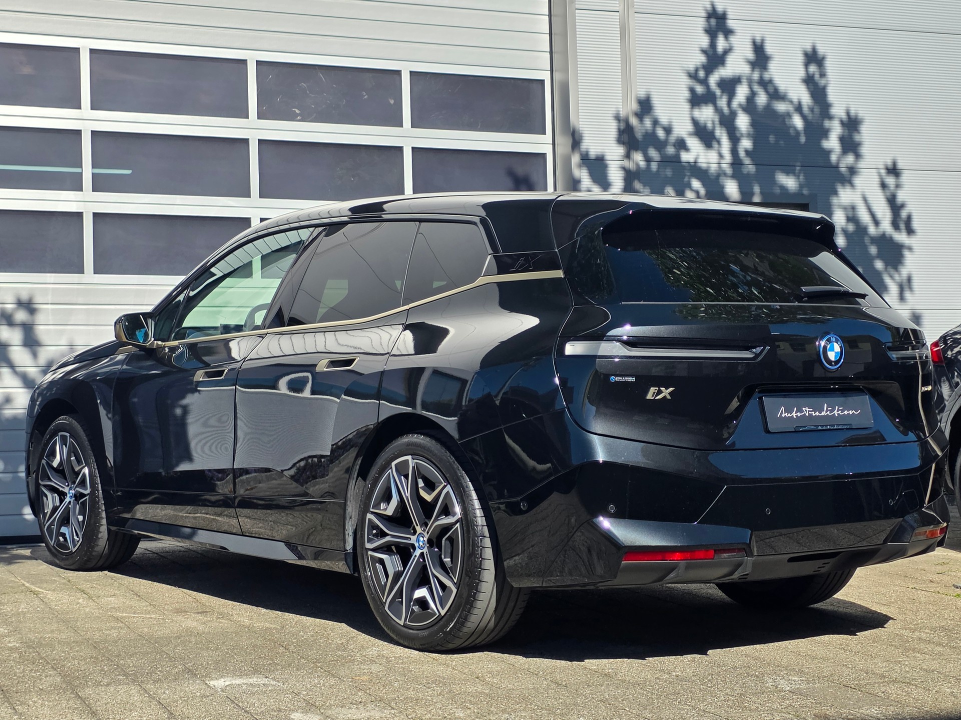 BMW iX xDrive40// SoH 98.5% - VOLLAUSSTAT.- MASSAGE SITZE- EL.AHK -SKYLOUNGE- ASSISTENZ PAK- PLUS - SPORT PAK.- GARANTIE BIS 04.2030-image-3