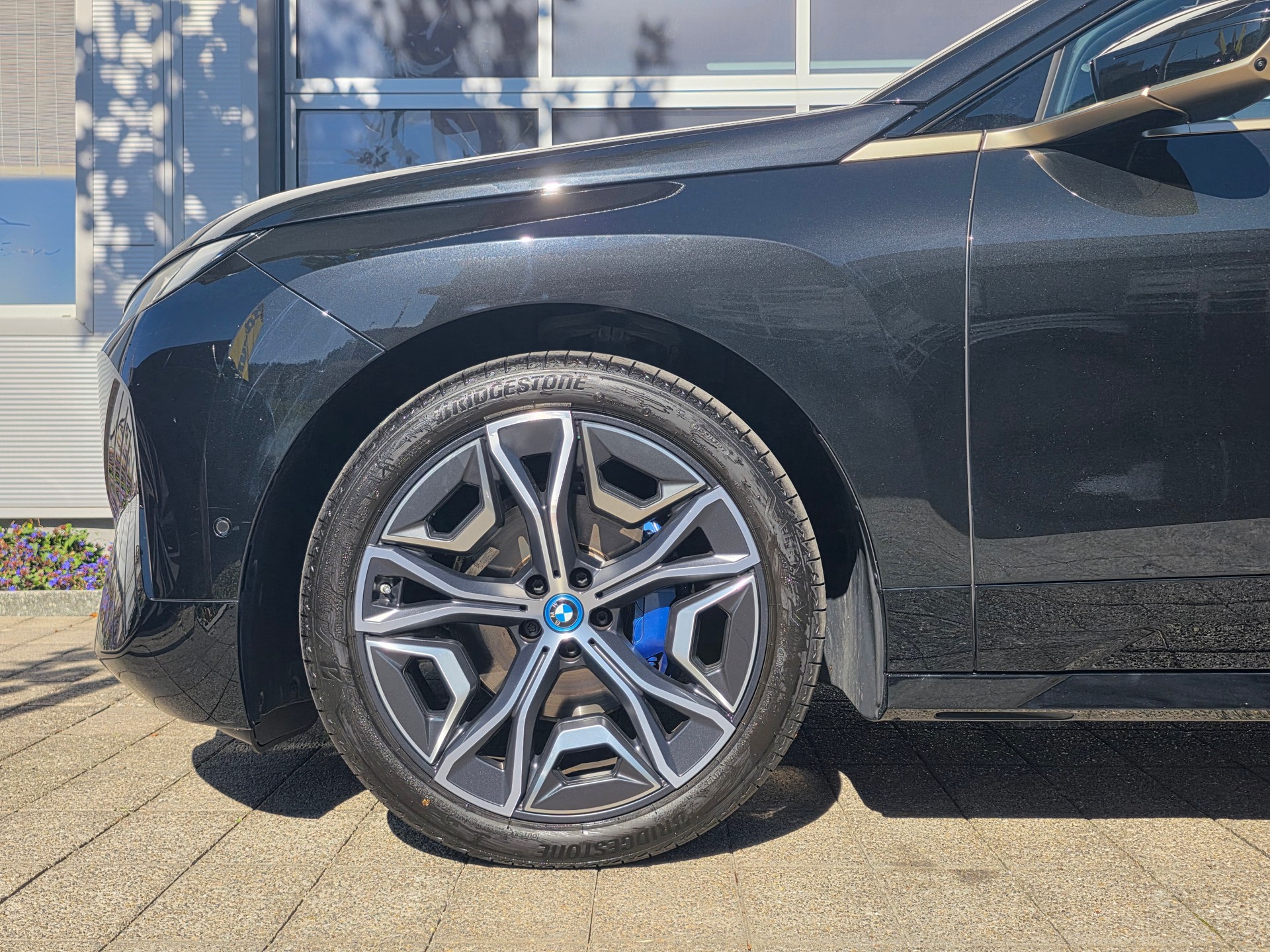 BMW iX xDrive40// SoH 98.5% - VOLLAUSSTAT.- MASSAGE SITZE- EL.AHK -SKYLOUNGE- ASSISTENZ PAK- PLUS - SPORT PAK.- GARANTIE BIS 04.2030-image-6