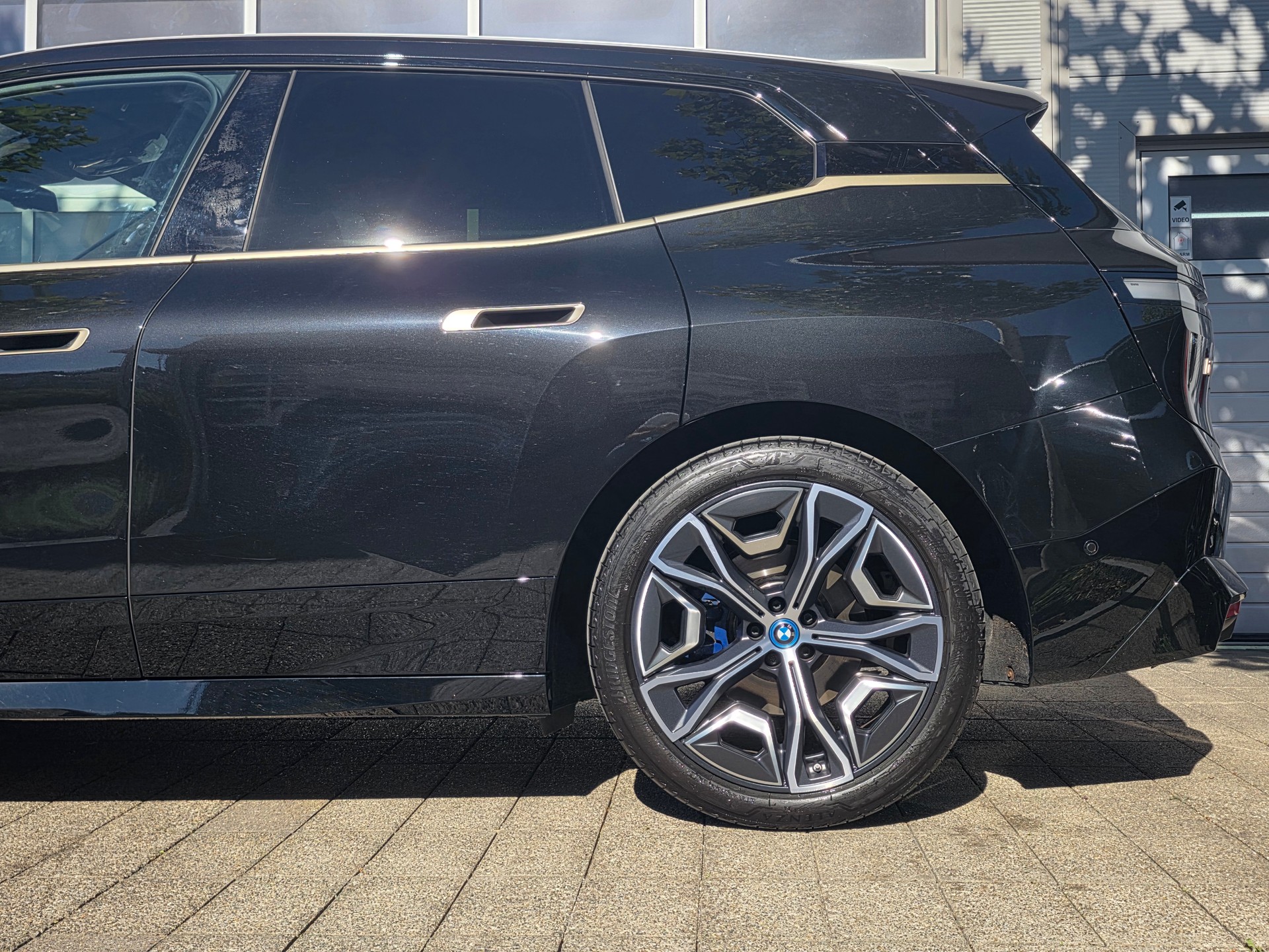 BMW iX xDrive40// SoH 98.5% - VOLLAUSSTAT.- MASSAGE SITZE- EL.AHK -SKYLOUNGE- ASSISTENZ PAK- PLUS - SPORT PAK.- GARANTIE BIS 04.2030-image-4