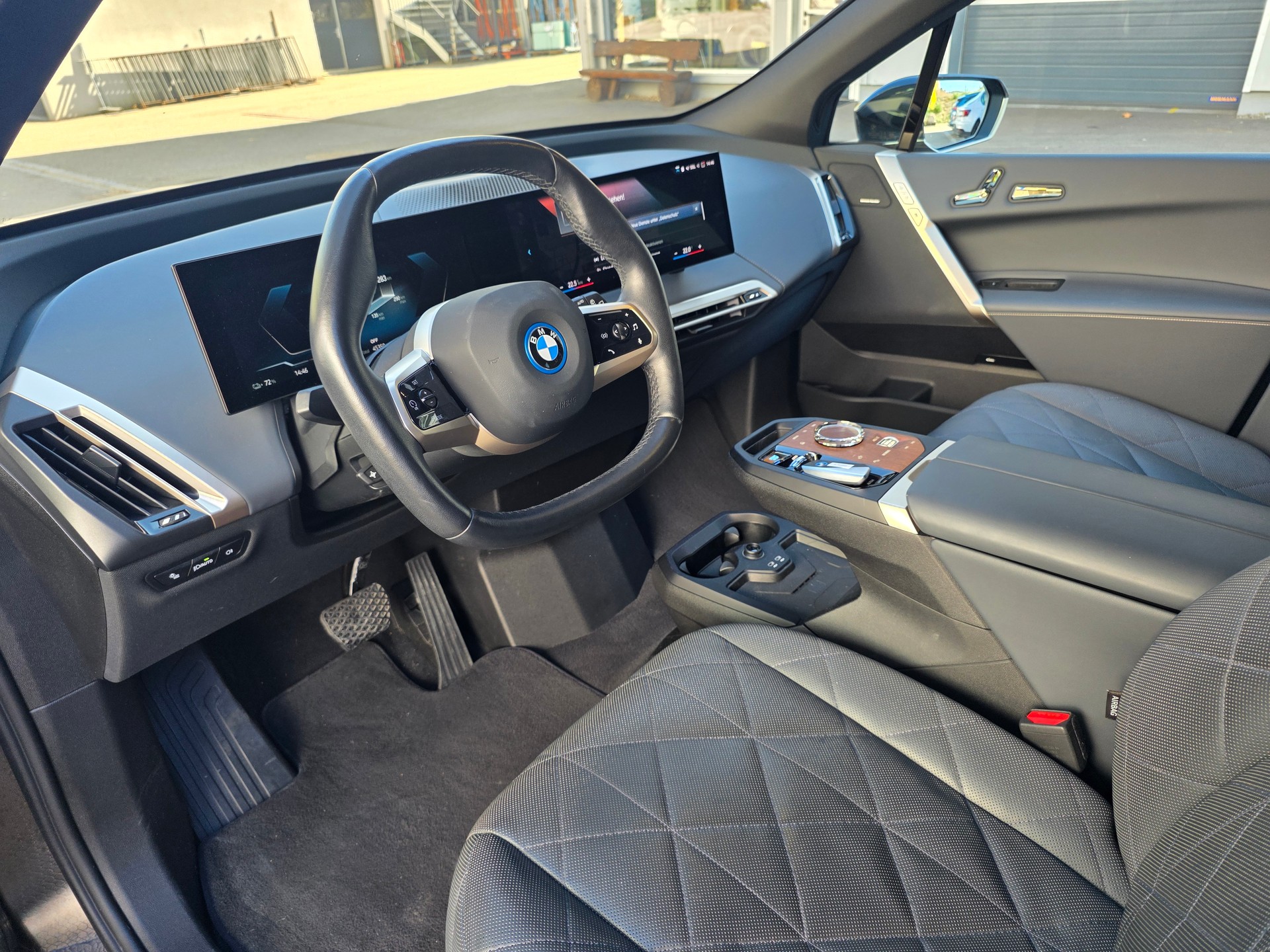 BMW iX xDrive40// SoH 98.5% - VOLLAUSSTAT.- MASSAGE SITZE- EL.AHK -SKYLOUNGE- ASSISTENZ PAK- PLUS - SPORT PAK.- GARANTIE BIS 04.2030-image-9
