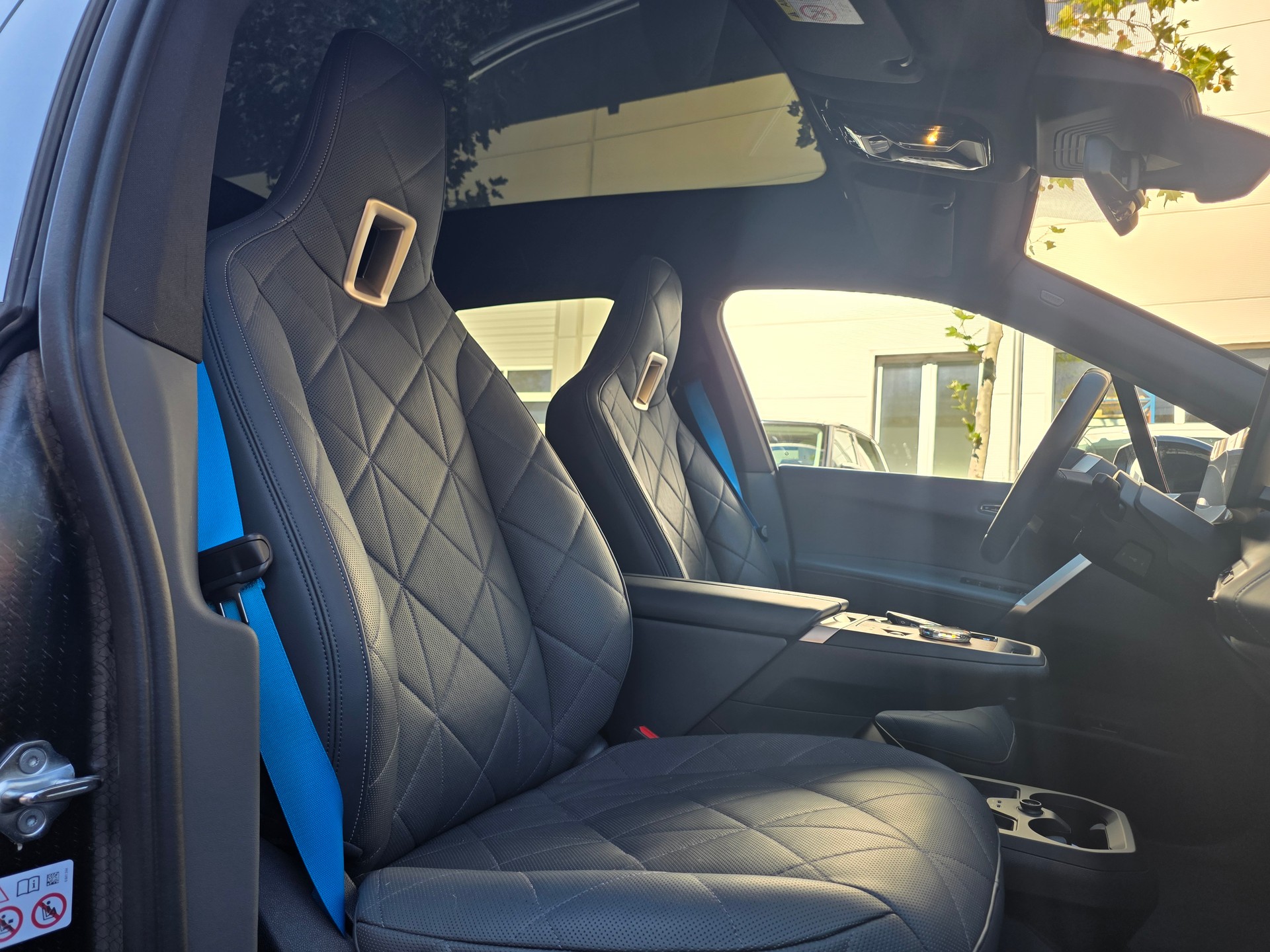 BMW iX xDrive40// SoH 98.5% - VOLLAUSSTAT.- MASSAGE SITZE- EL.AHK -SKYLOUNGE- ASSISTENZ PAK- PLUS - SPORT PAK.- GARANTIE BIS 04.2030-image-10