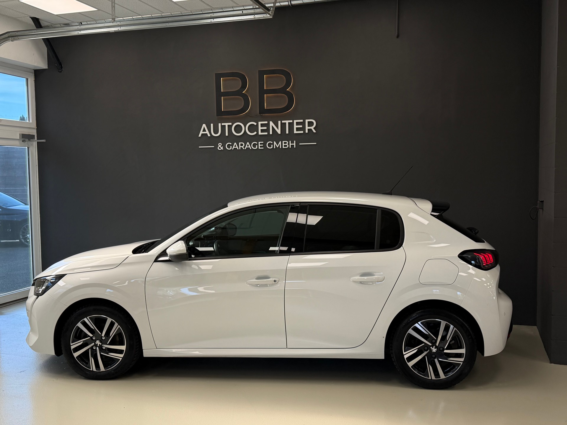 PEUGEOT 208 1.2 PureTech Allure Pack-image-3