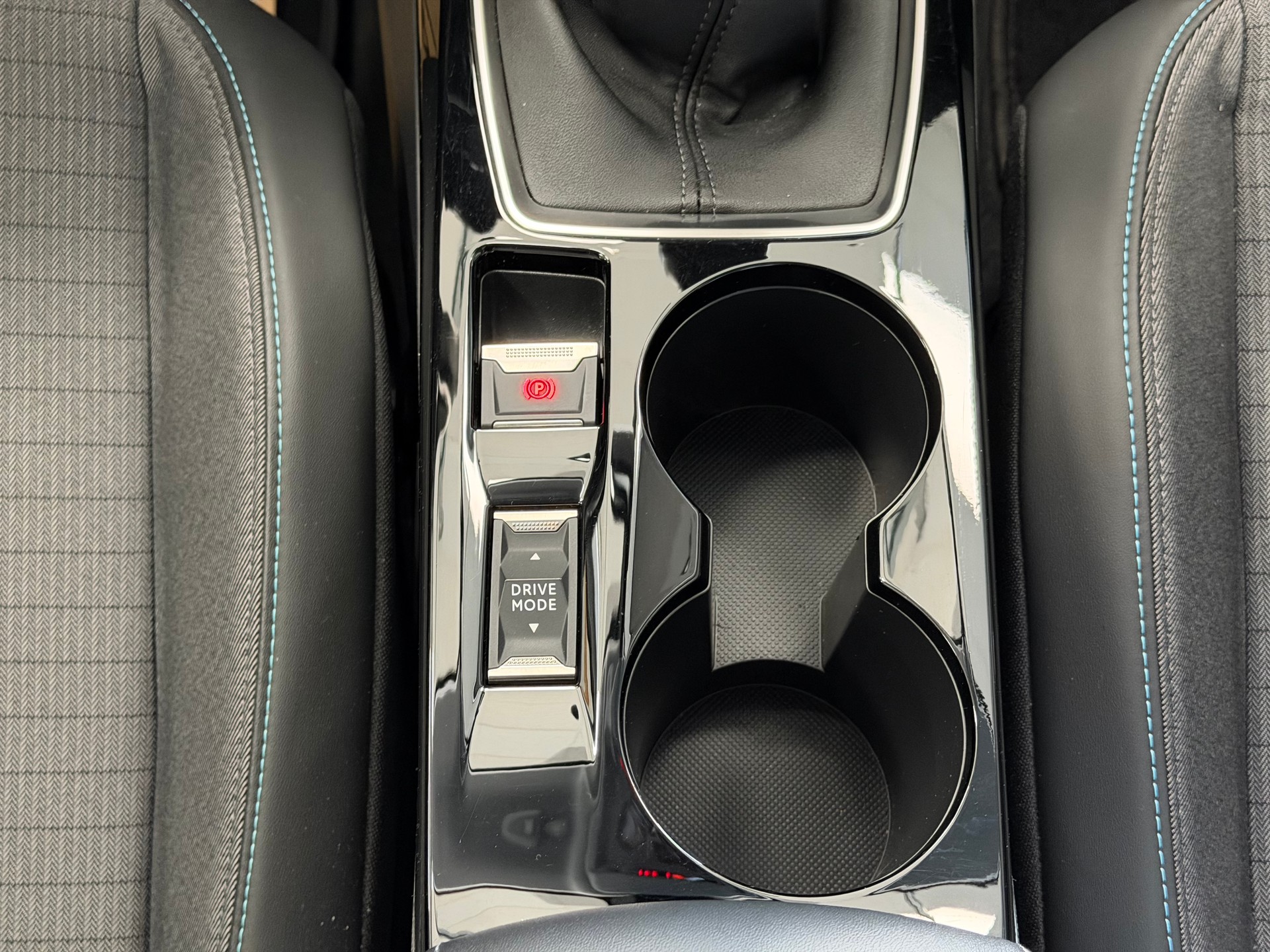 PEUGEOT 208 1.2 PureTech Allure Pack-image-19