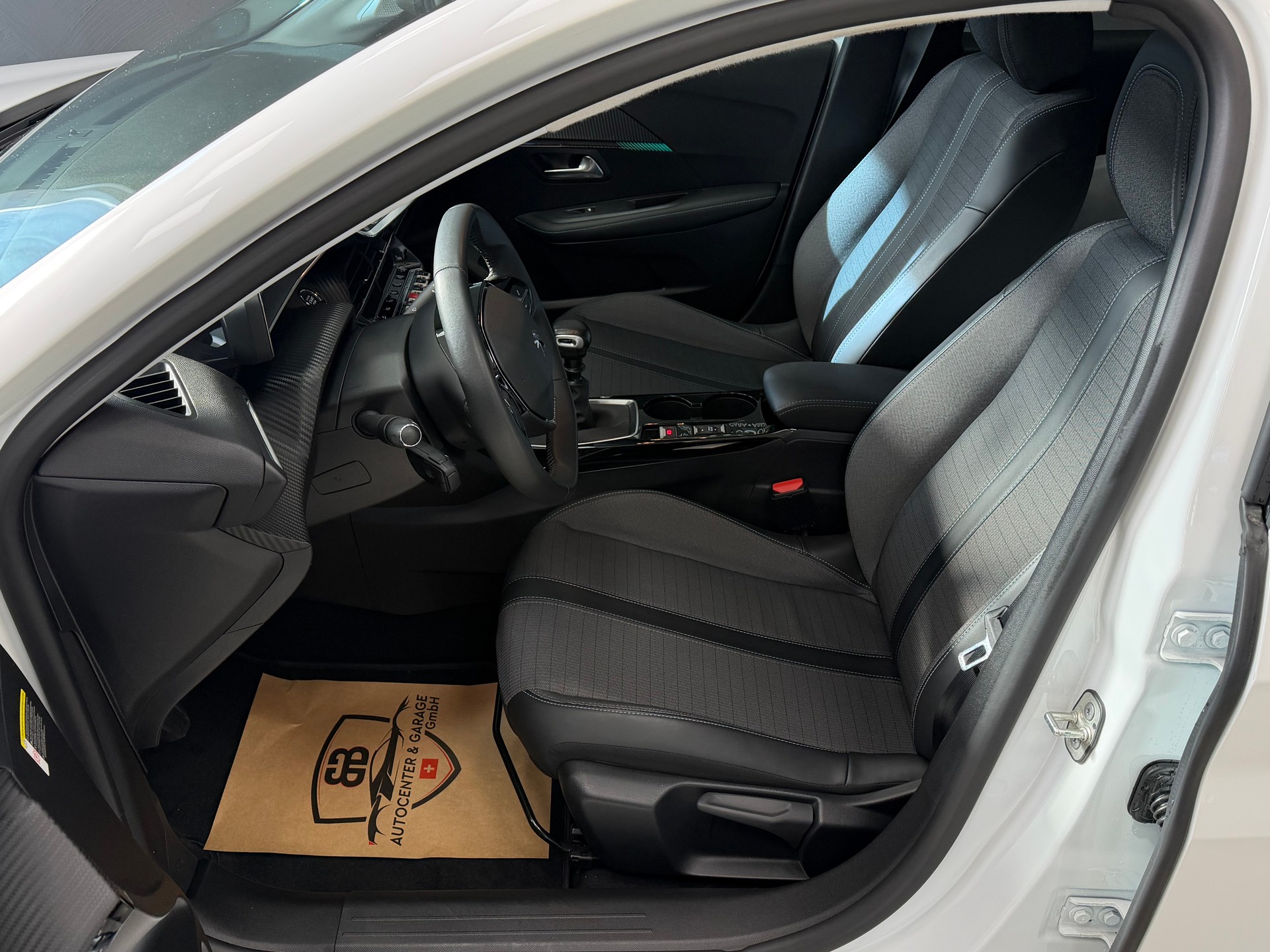 PEUGEOT 208 1.2 PureTech Allure Pack-image-9