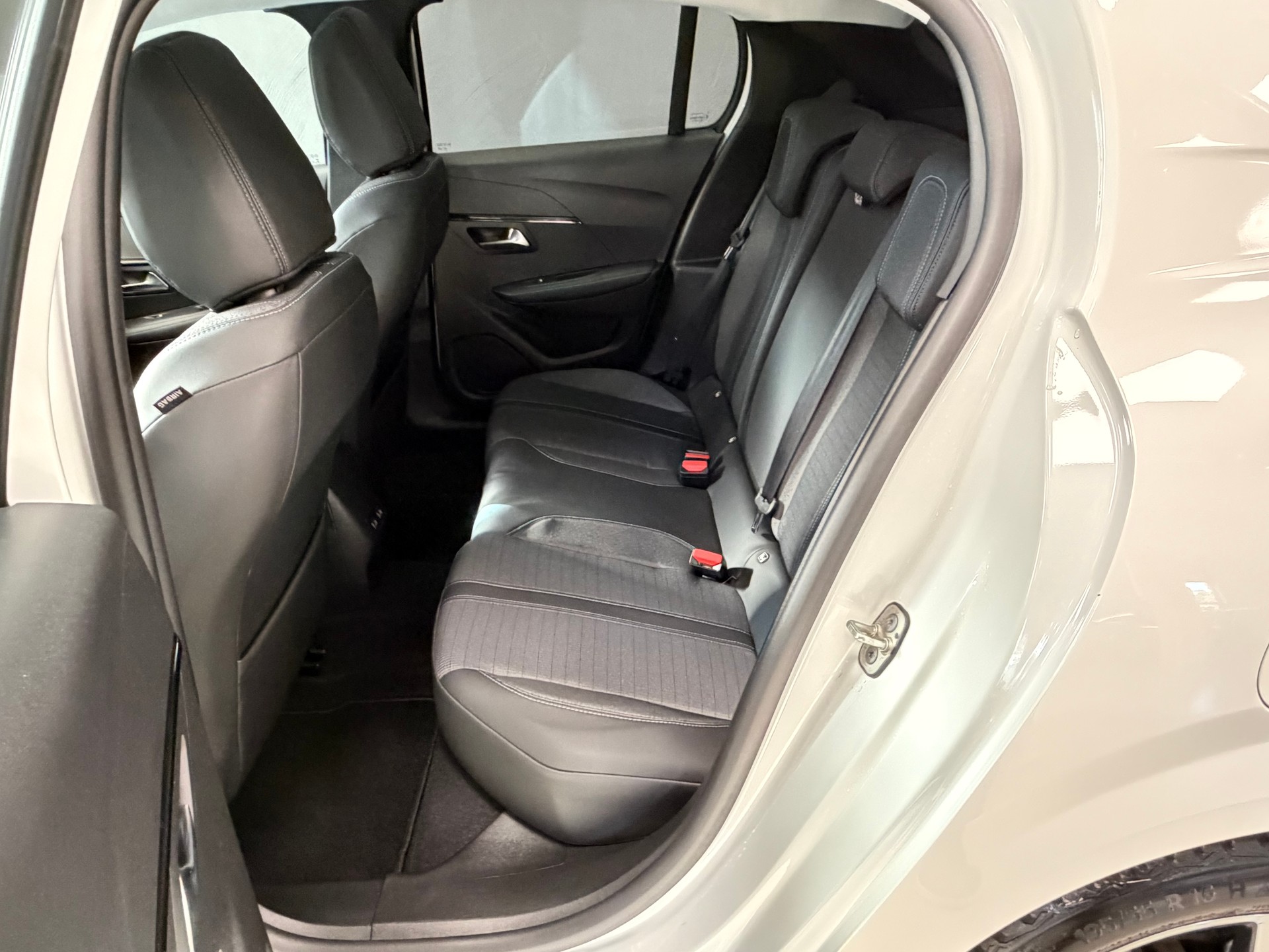 PEUGEOT 208 1.2 PureTech Allure Pack-image-12