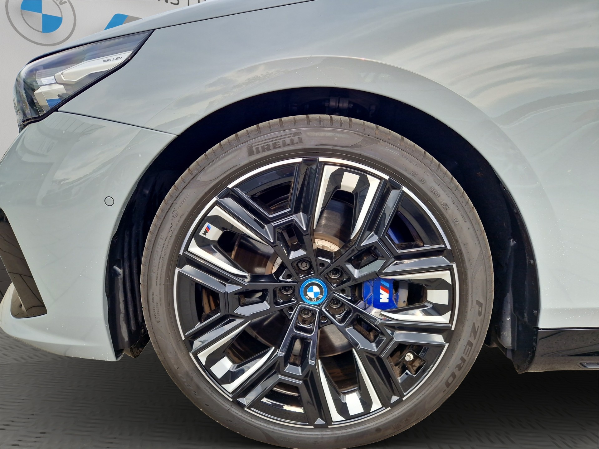 BMW i5 M60 xDrive-image-6