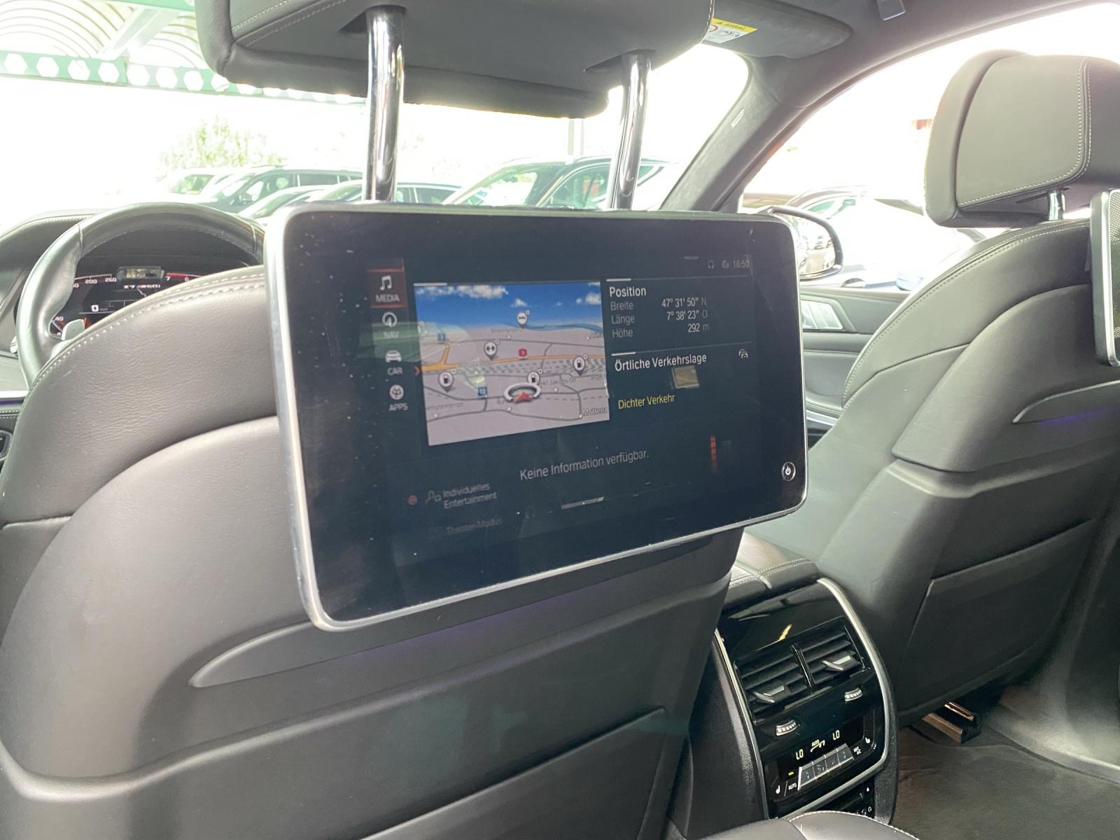 BMW X7 M50i-image-12