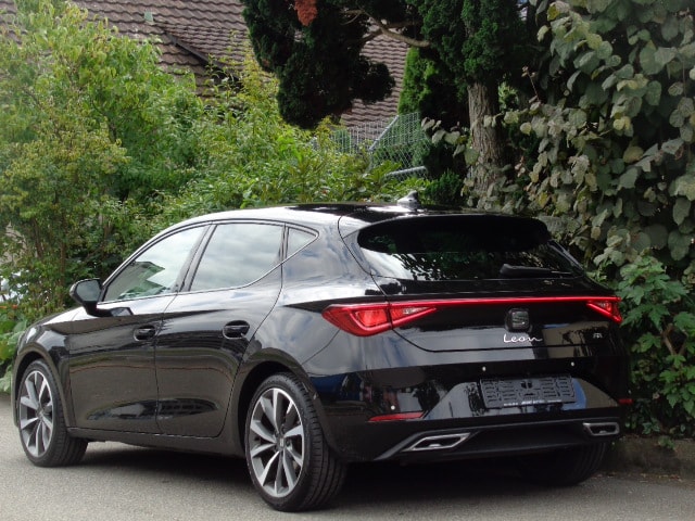 SEAT Leon 1.5 eTSI mHEV DSG FR-image-2