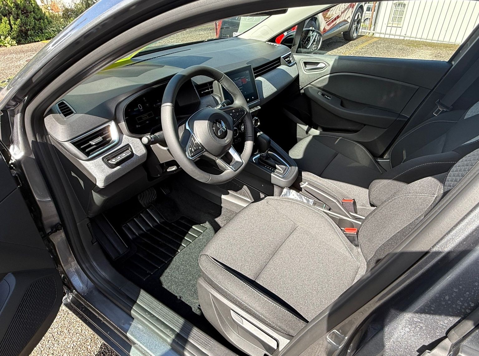 MITSUBISHI Colt 1.6 HEV Invite+-image-6
