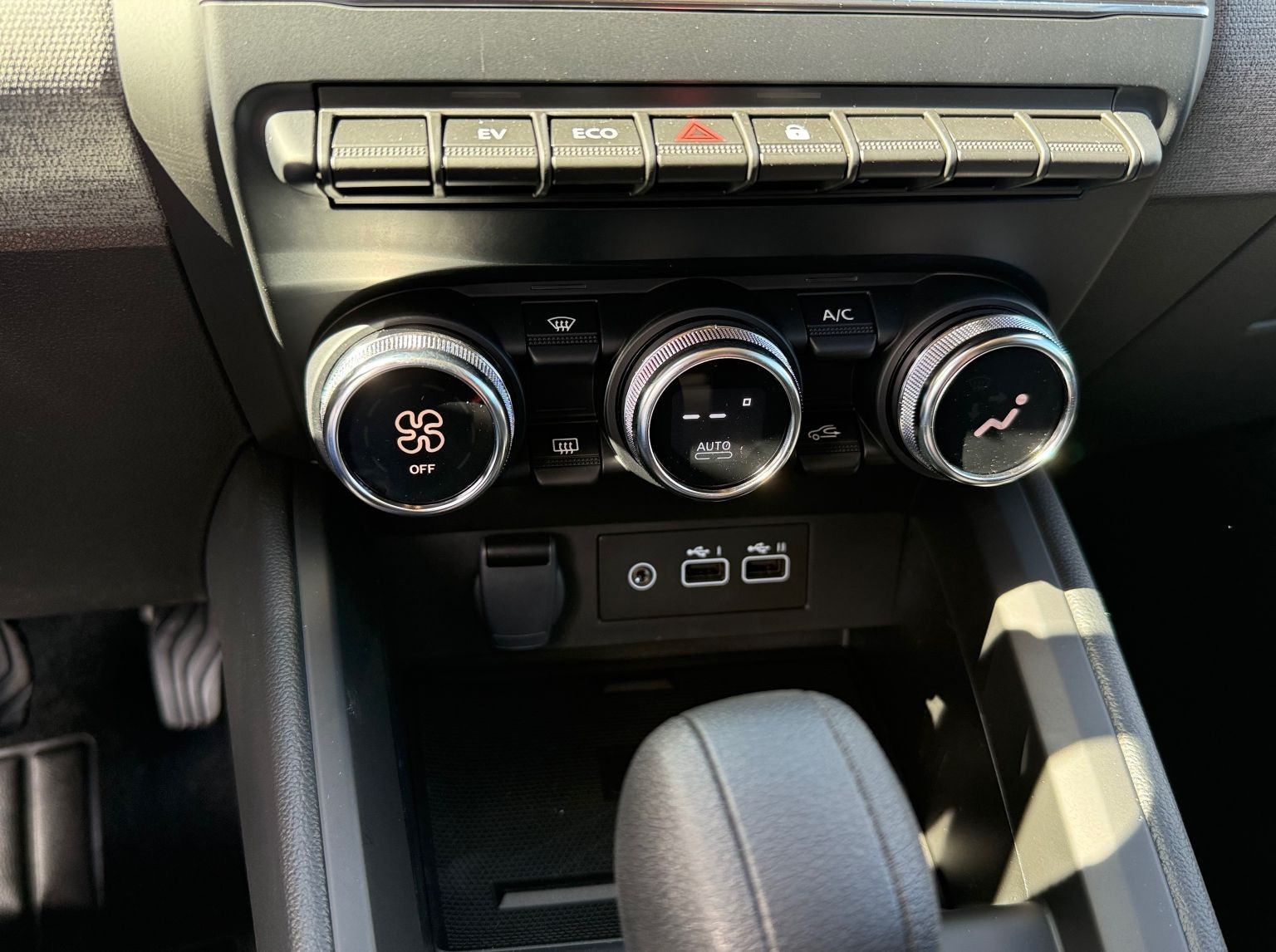 MITSUBISHI Colt 1.6 HEV Invite+-image-10