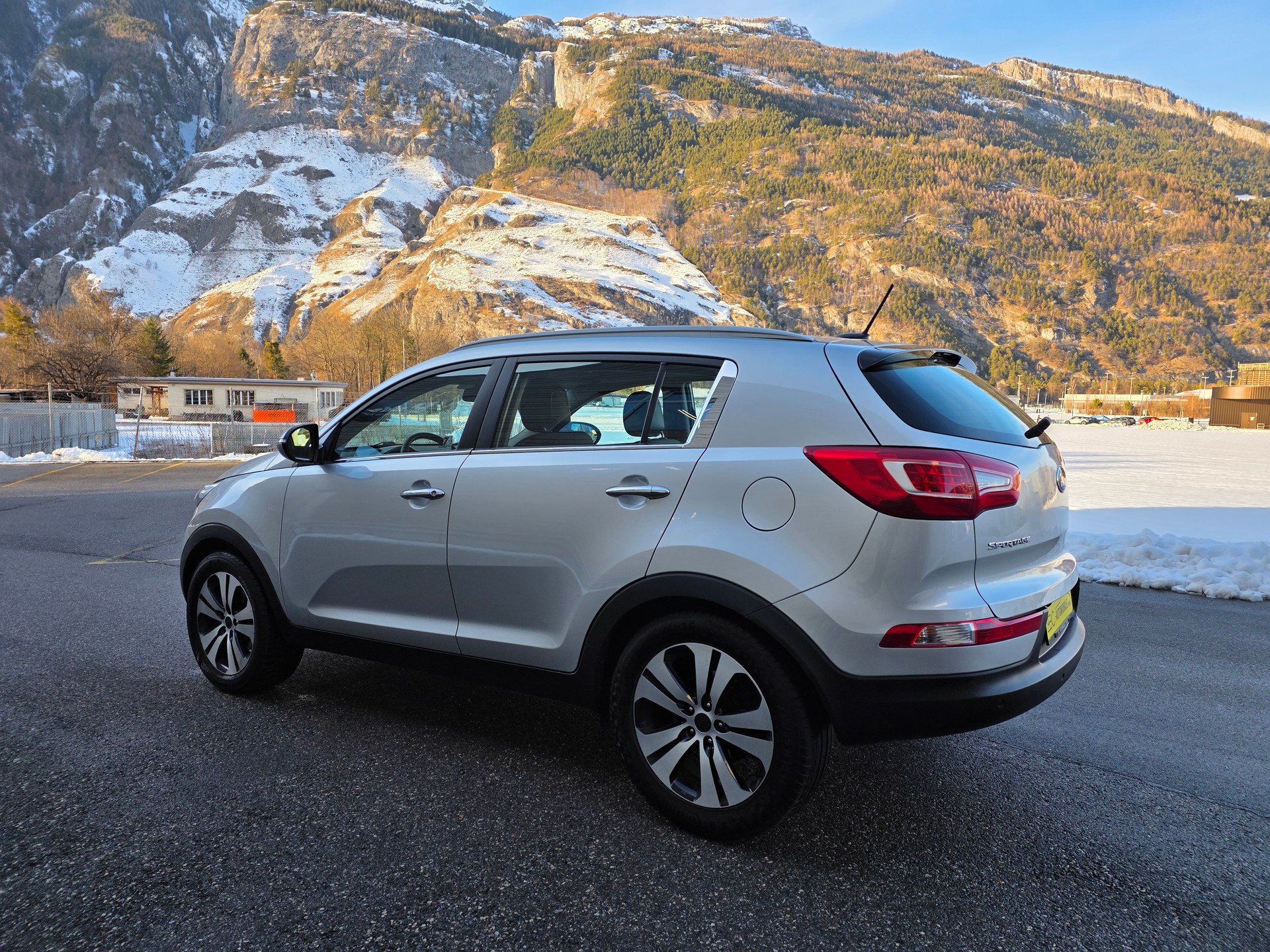 KIA Sportage 2.0 CRDi Style 4WD Automatic-image-11