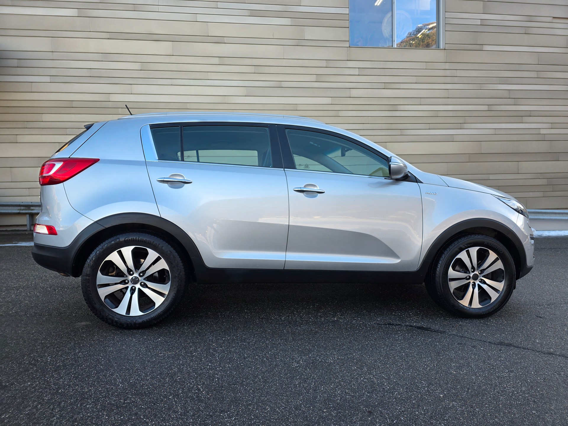 KIA Sportage 2.0 CRDi Style 4WD Automatic-image-6