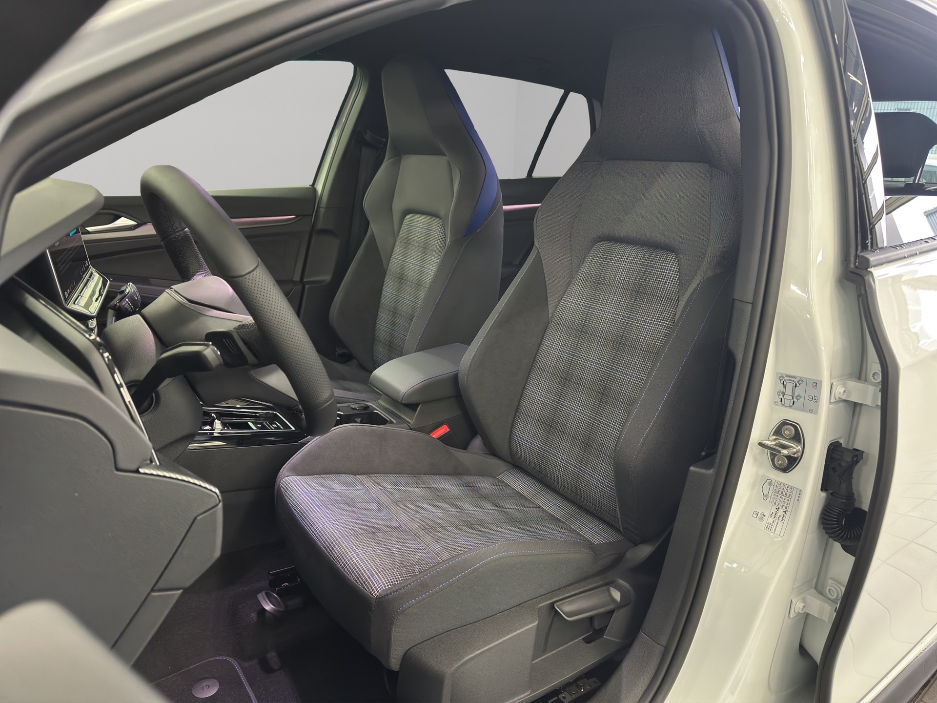 VW Golf 1.5 TSI PHEV GTE-image-8