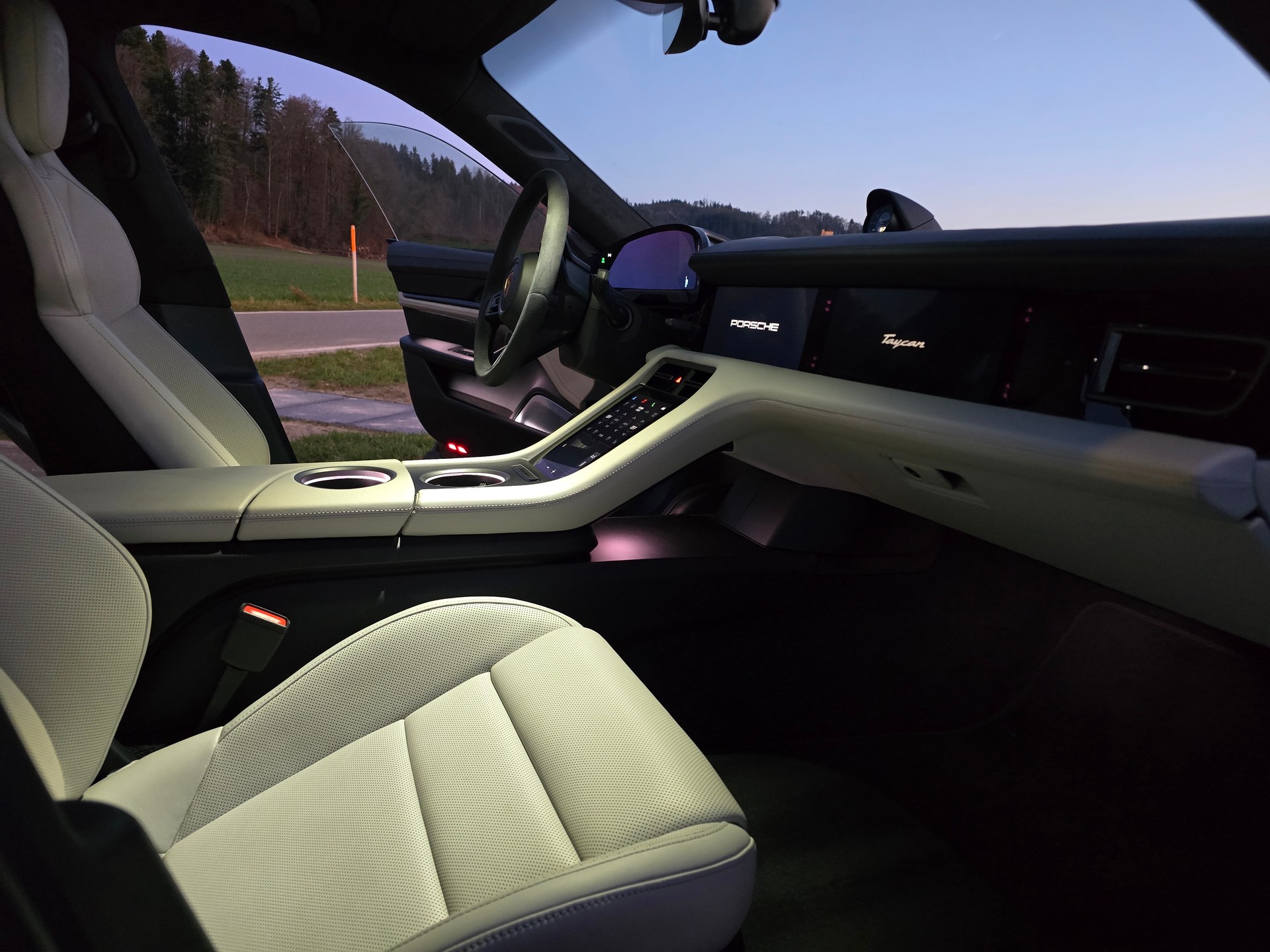 PORSCHE Taycan 4S-image-17