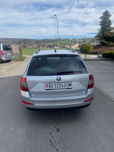 SKODA Octavia Combi 1.4 TSI Ambition DSG-image-4