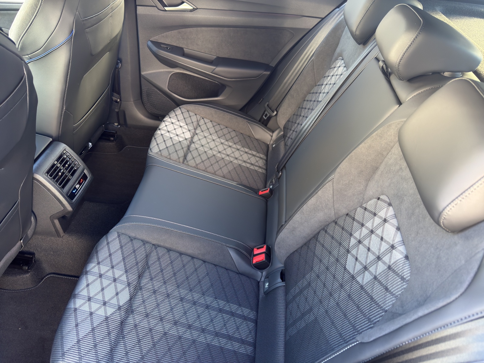 VW Golf 1.5 e TSI mHEV R-Line DSG-image-11