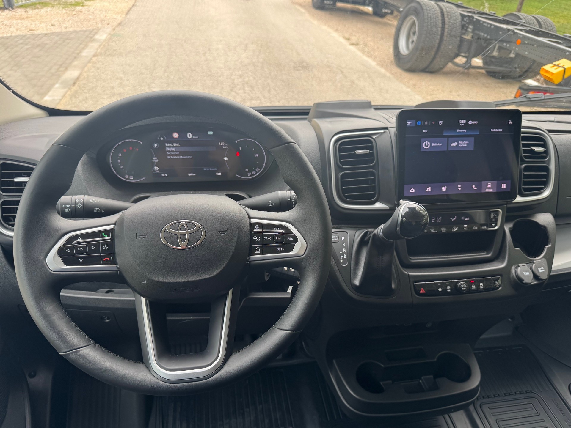 TOYOTA Demo Fz. Top Preis L3H2 180Ps Automat, Executive mit Vollausstattung-image-6
