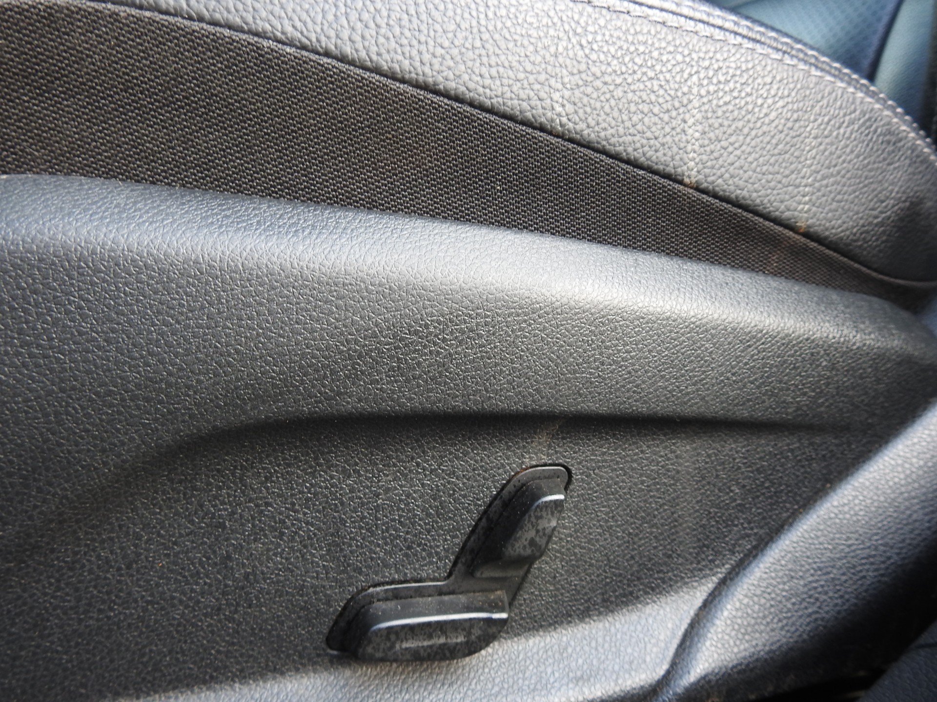 MERCEDES-BENZ C 200 AMG Line 4Matic 9G-Tronic-image-13
