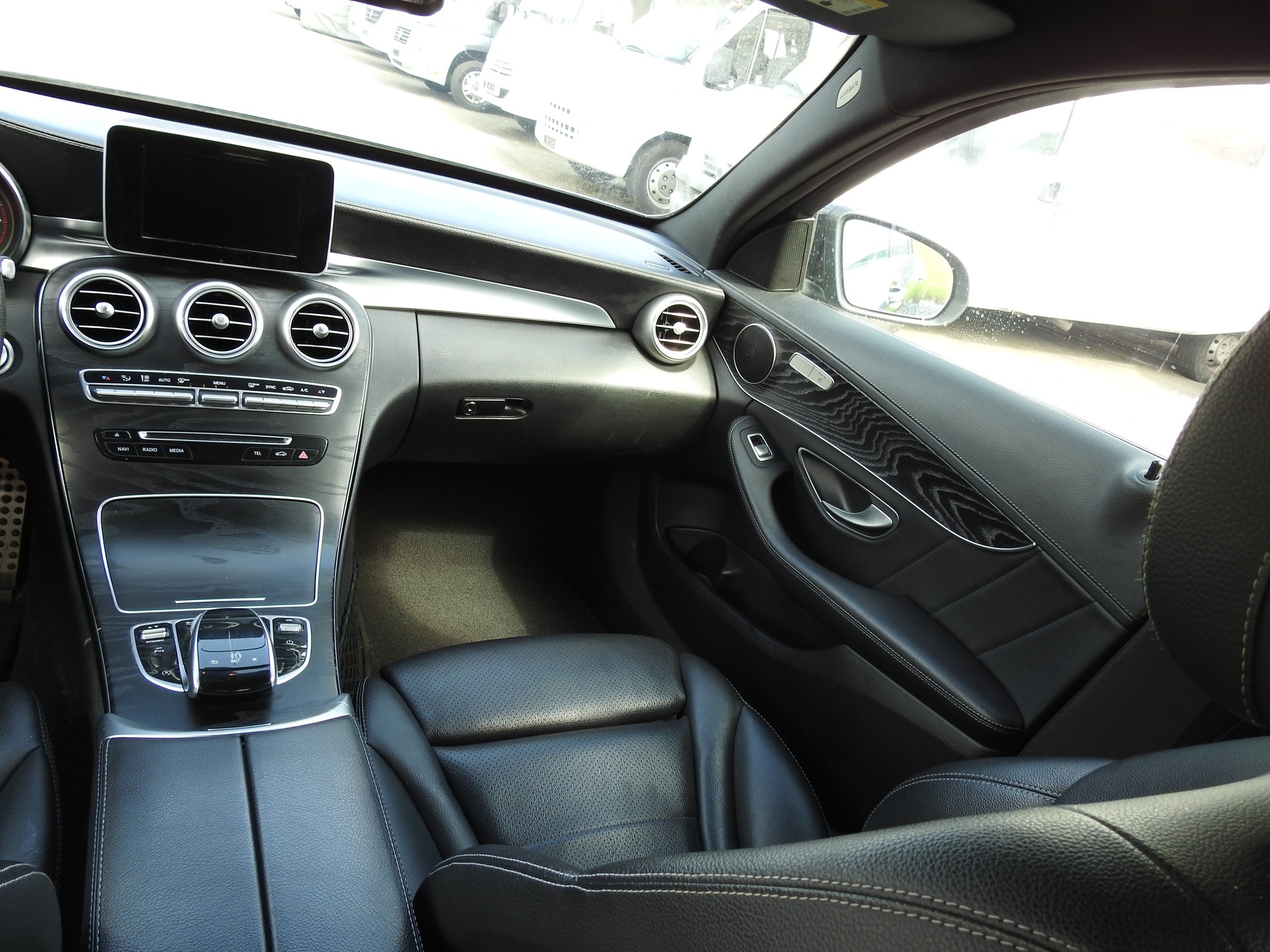 MERCEDES-BENZ C 200 AMG Line 4Matic 9G-Tronic-image-20