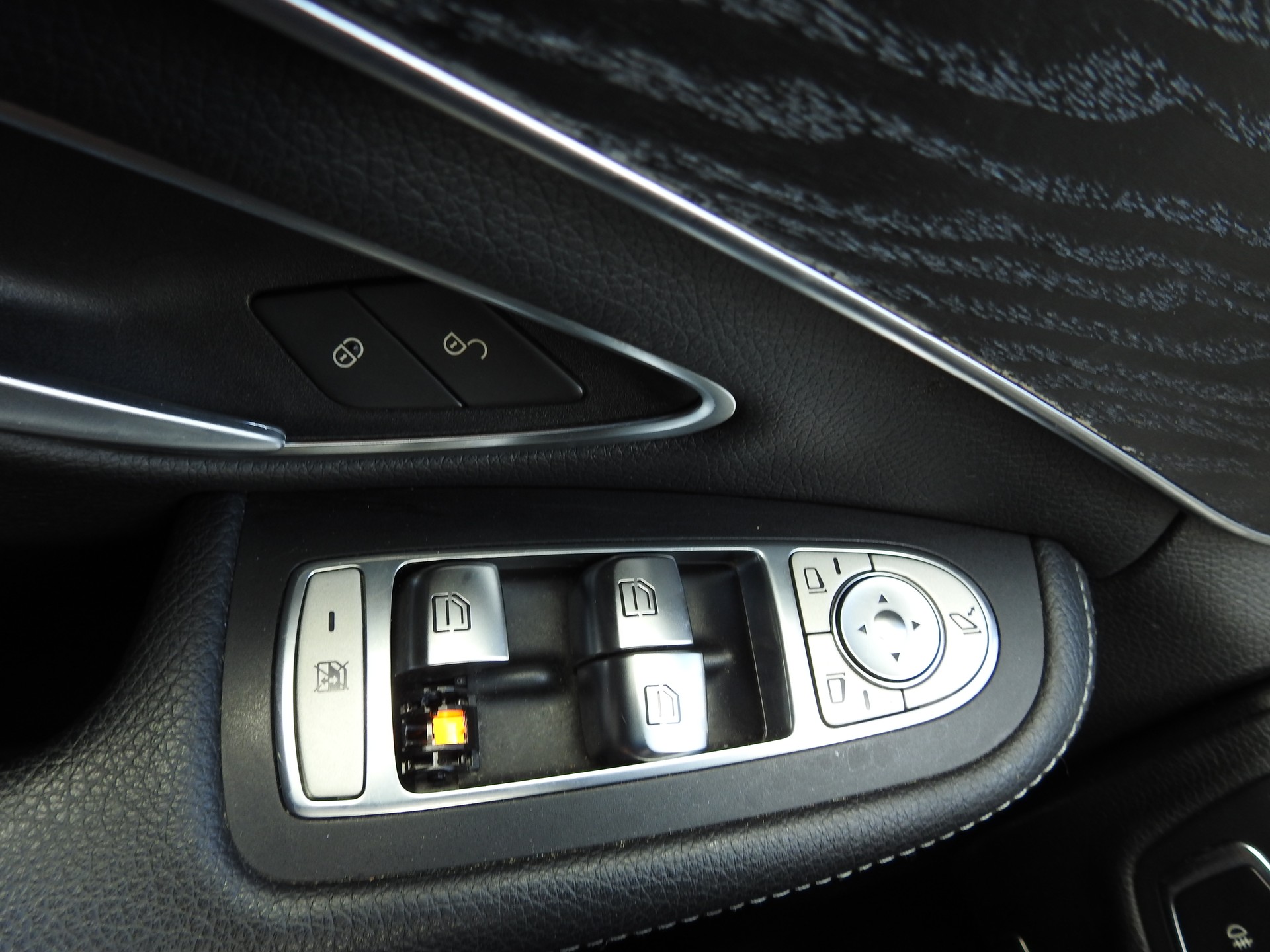 MERCEDES-BENZ C 200 AMG Line 4Matic 9G-Tronic-image-29