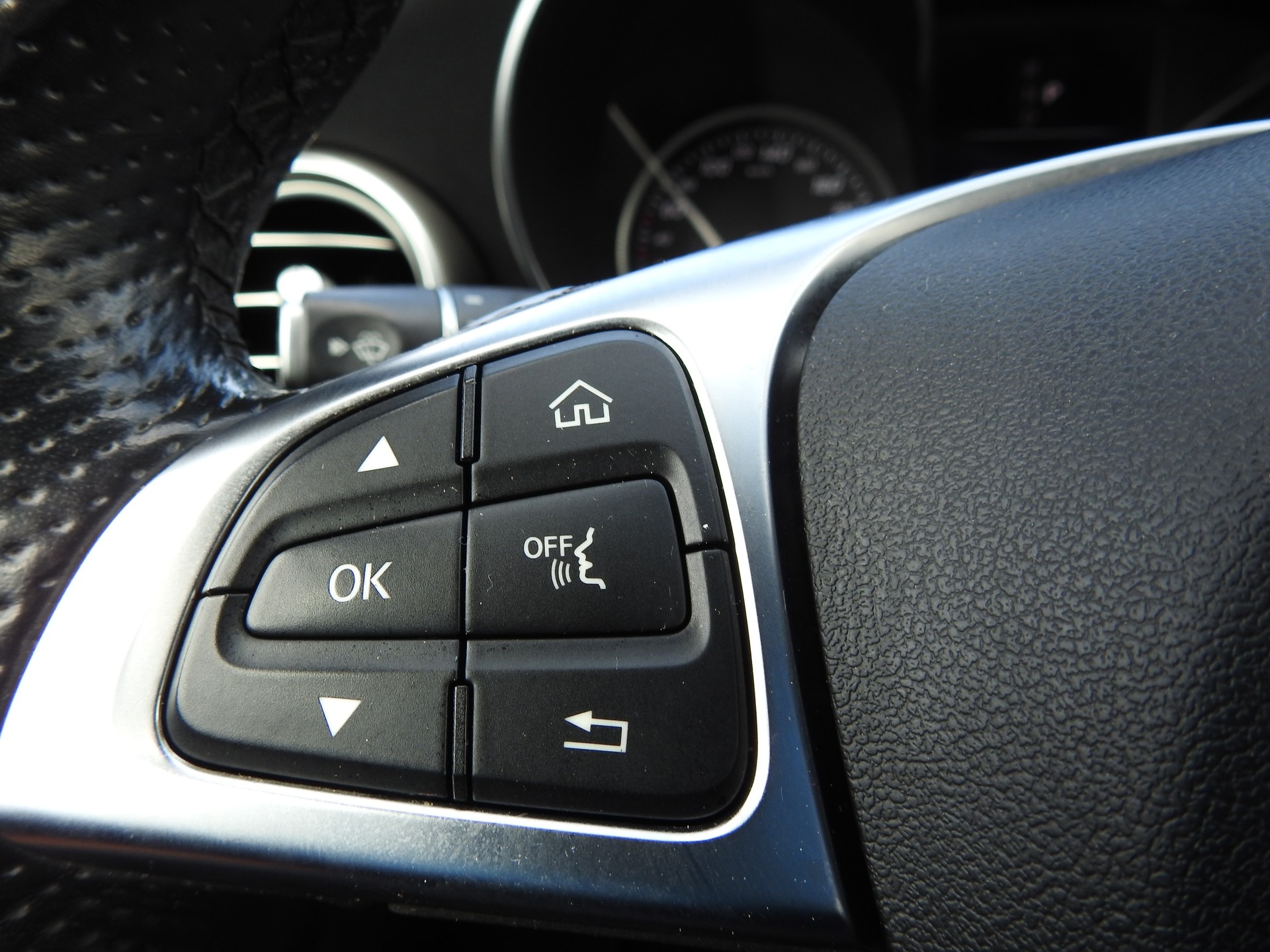 MERCEDES-BENZ C 200 AMG Line 4Matic 9G-Tronic-image-28