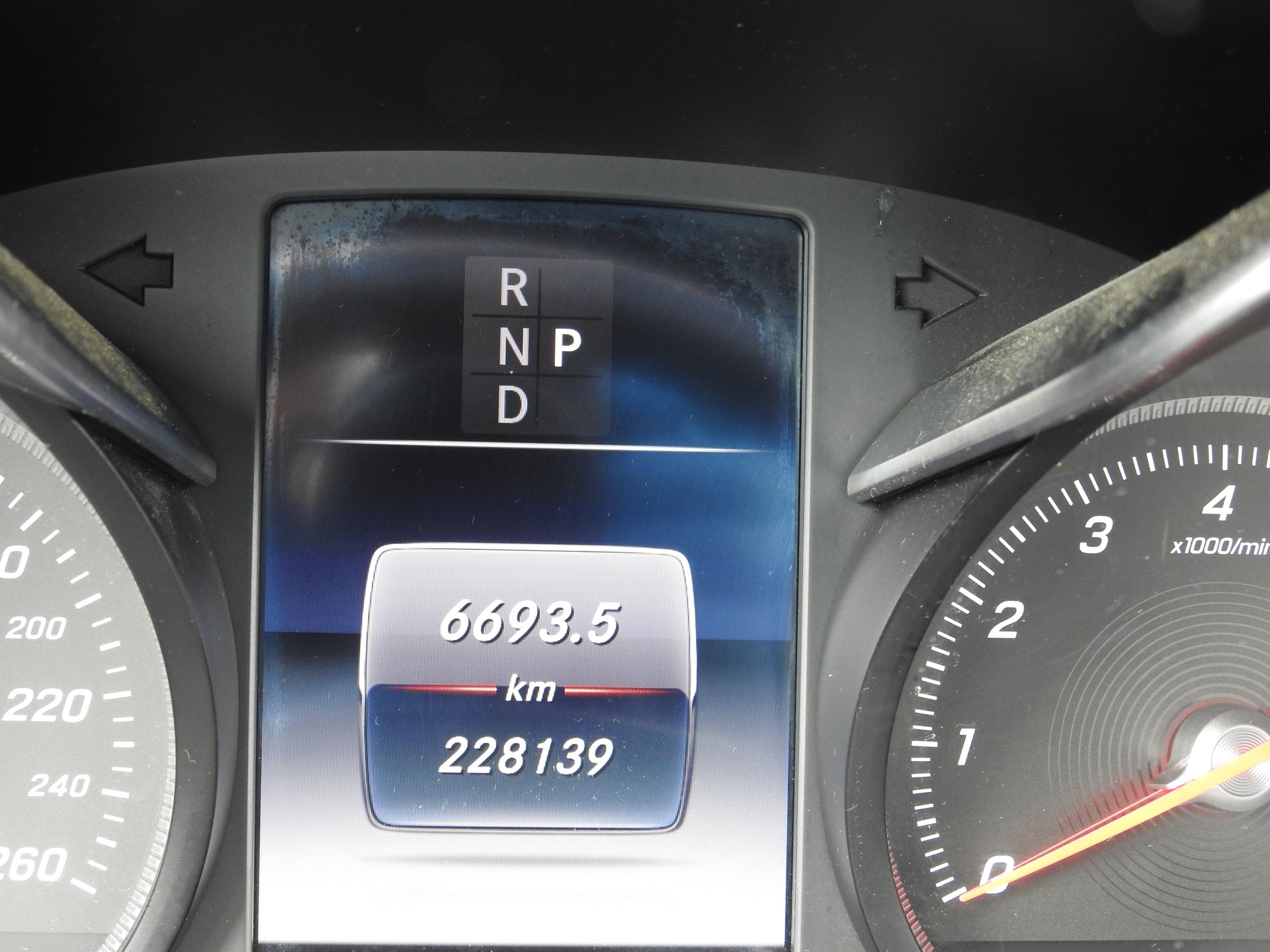 MERCEDES-BENZ C 200 AMG Line 4Matic 9G-Tronic-image-26
