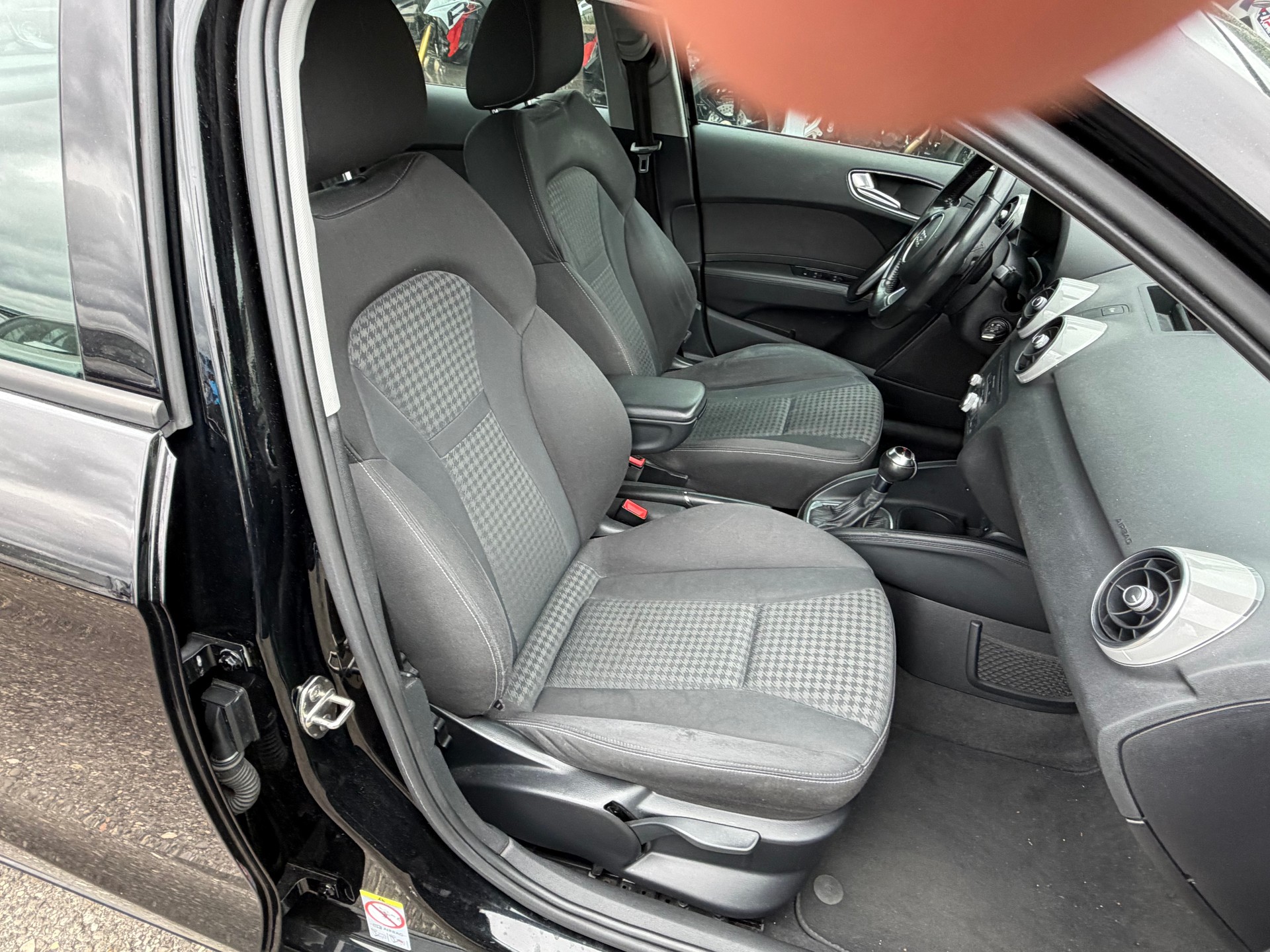 AUDI A1 Sportback 1.4 TFSI Ambition S-tronic-image-8