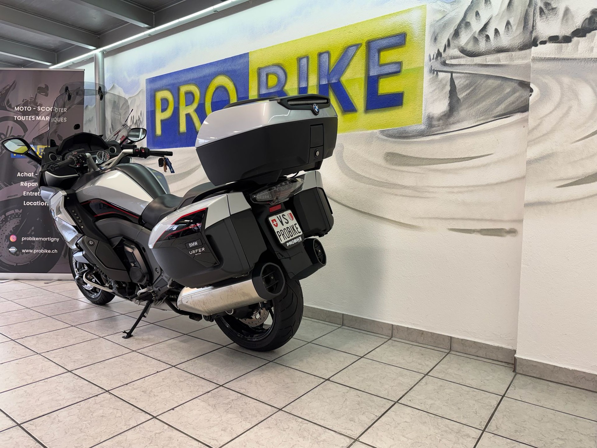 BMW GT-showroom-element-3