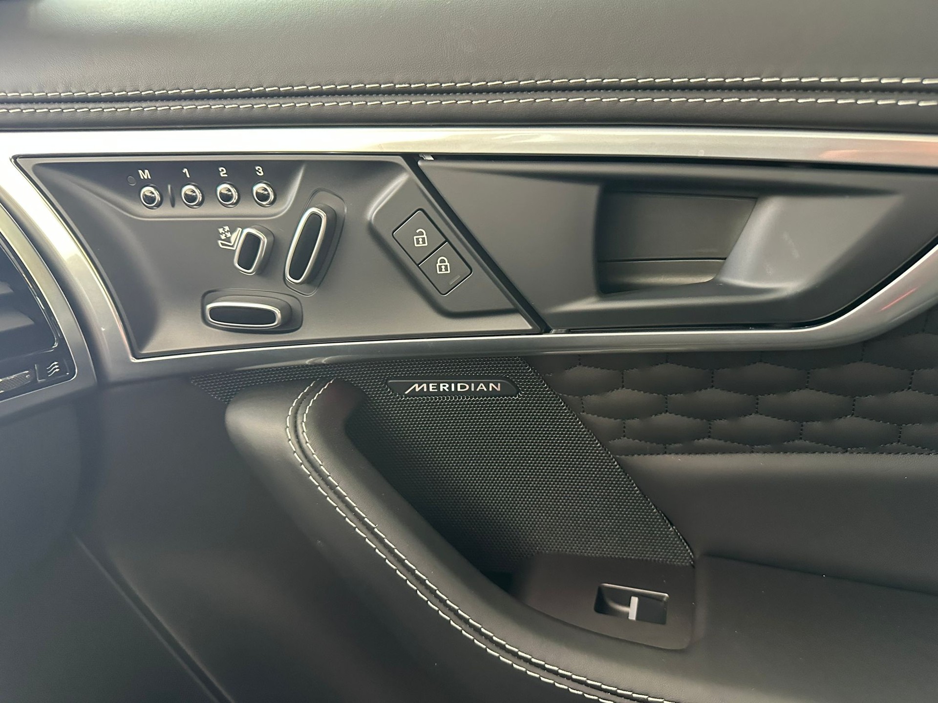 JAGUAR F-Type Coupé 5.0 V8 First Edition Automatik AWD-image-21