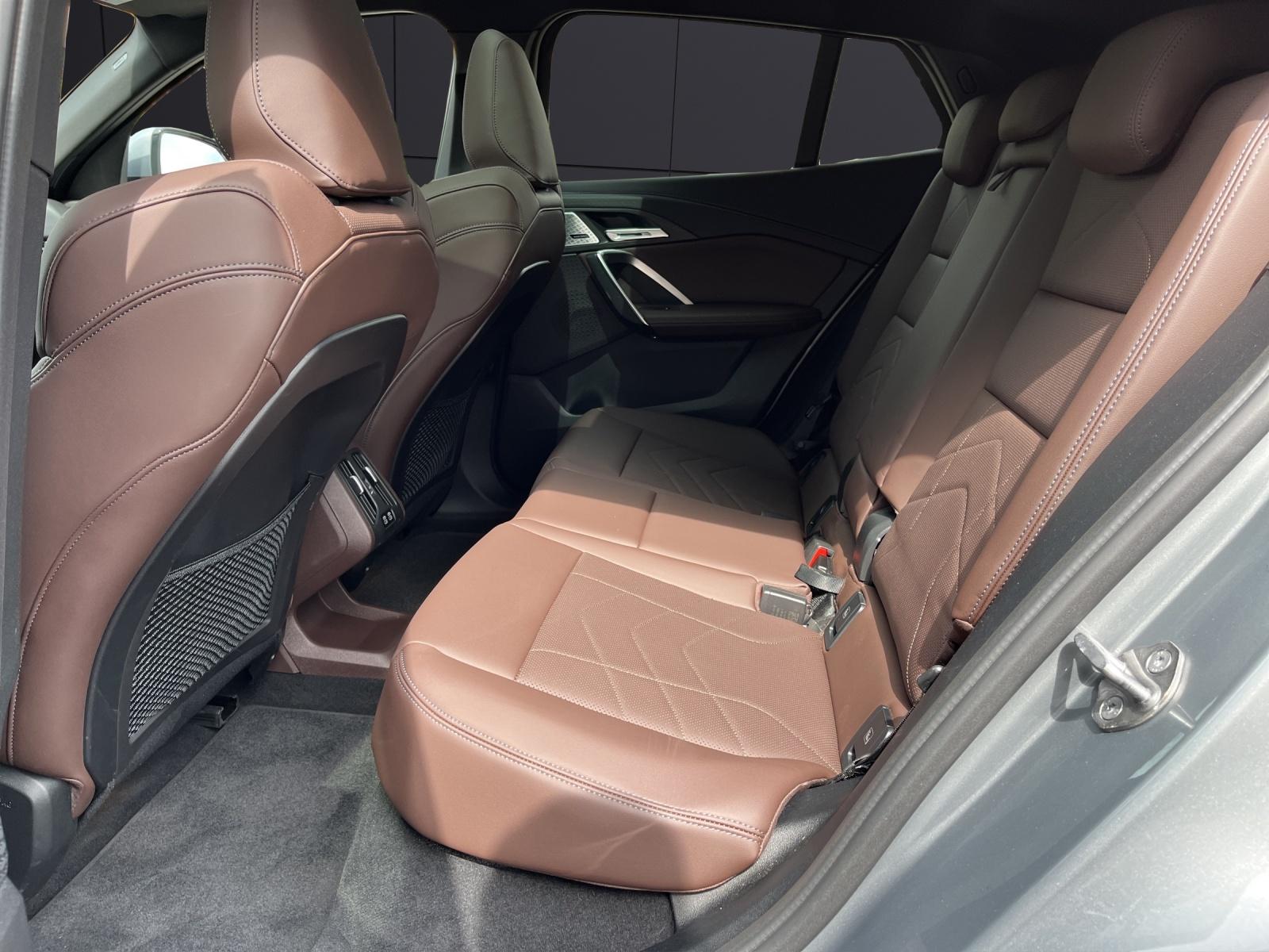 BMW iX2 30 xDrive-image-13