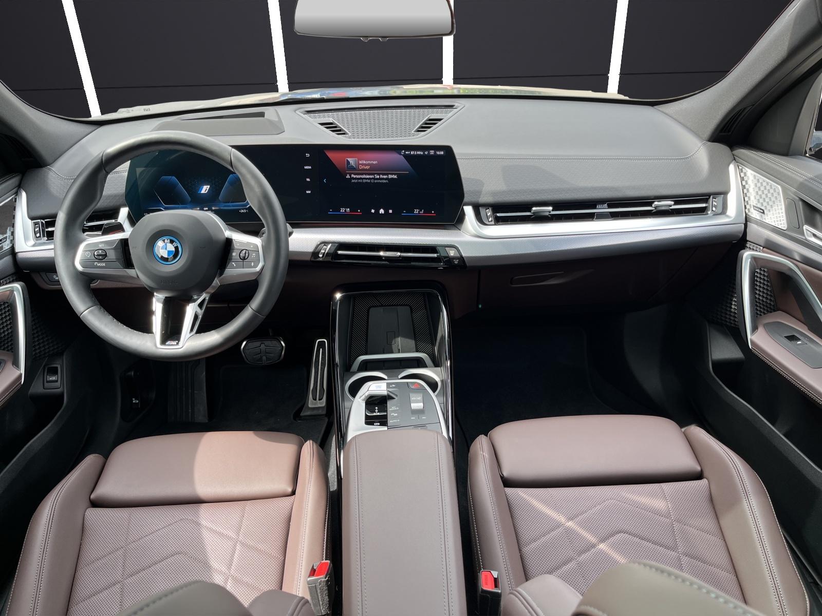 BMW iX2 30 xDrive-image-11