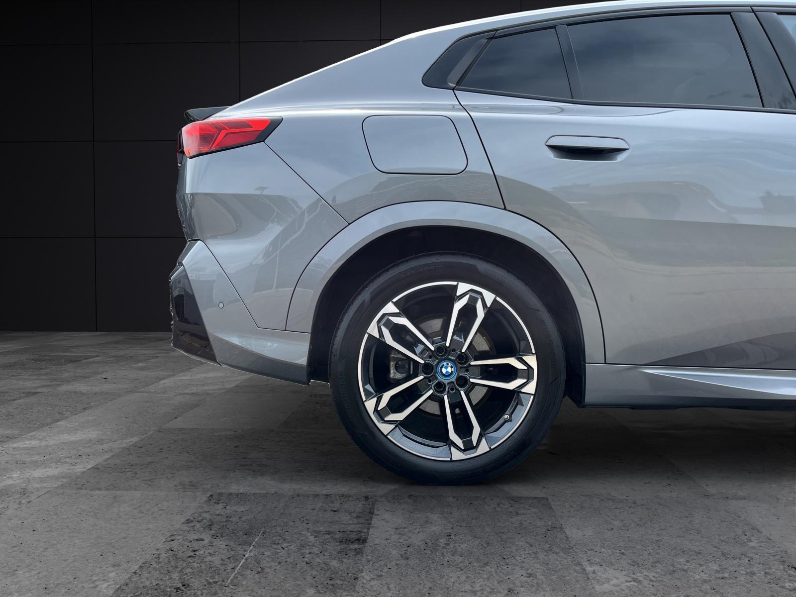 BMW iX2 30 xDrive-image-19