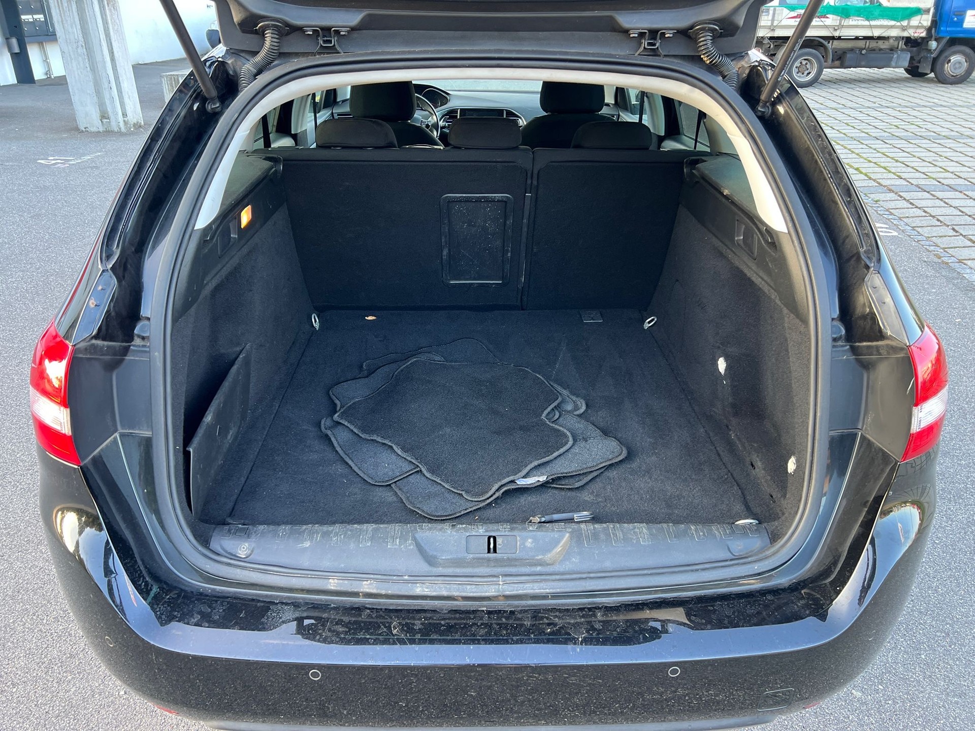 PEUGEOT 308 SW 1.6 BlueHDI Allure Automatic-image-11